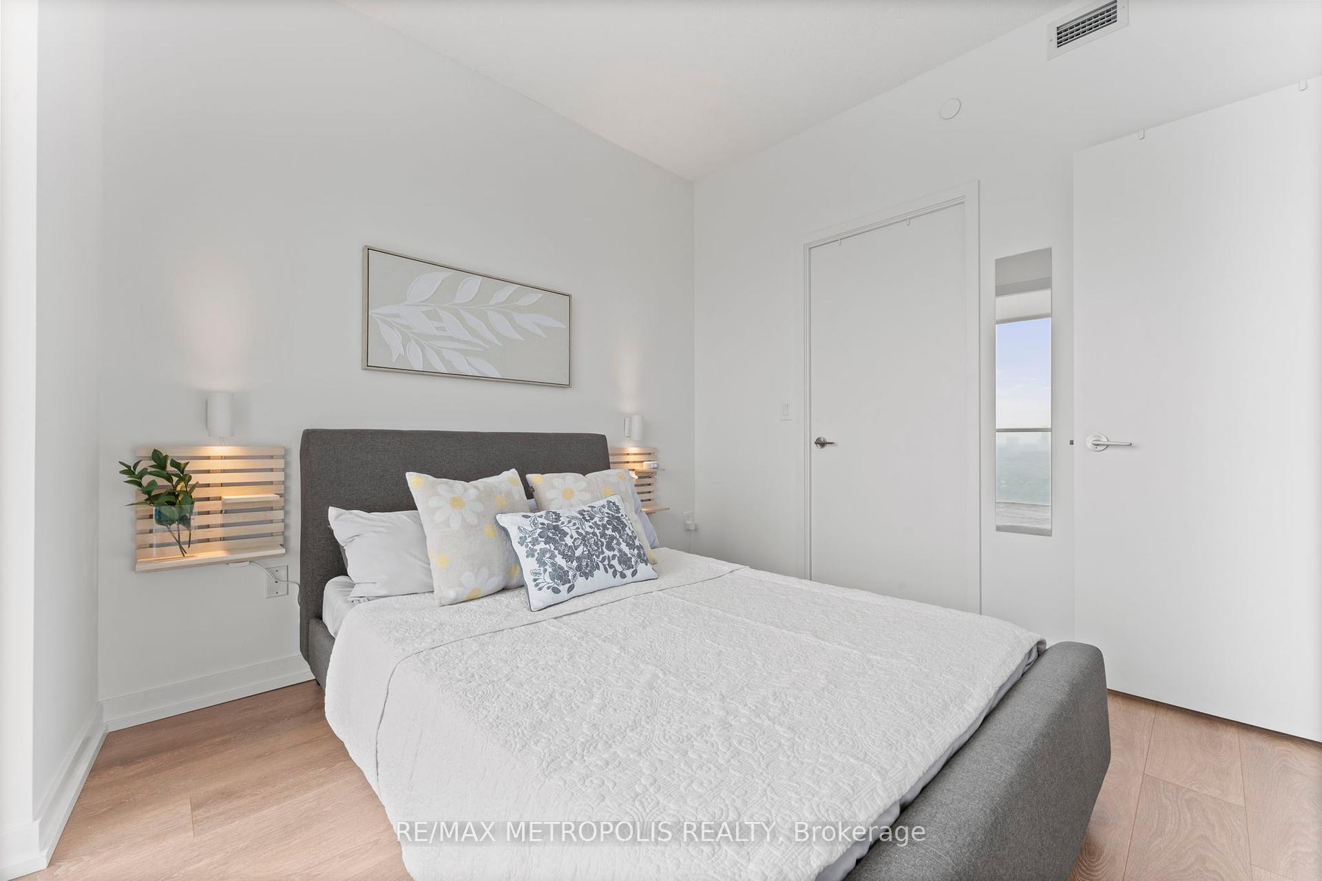 2 Bedrooms Condo at 117 McMahon, Toronto For sale
