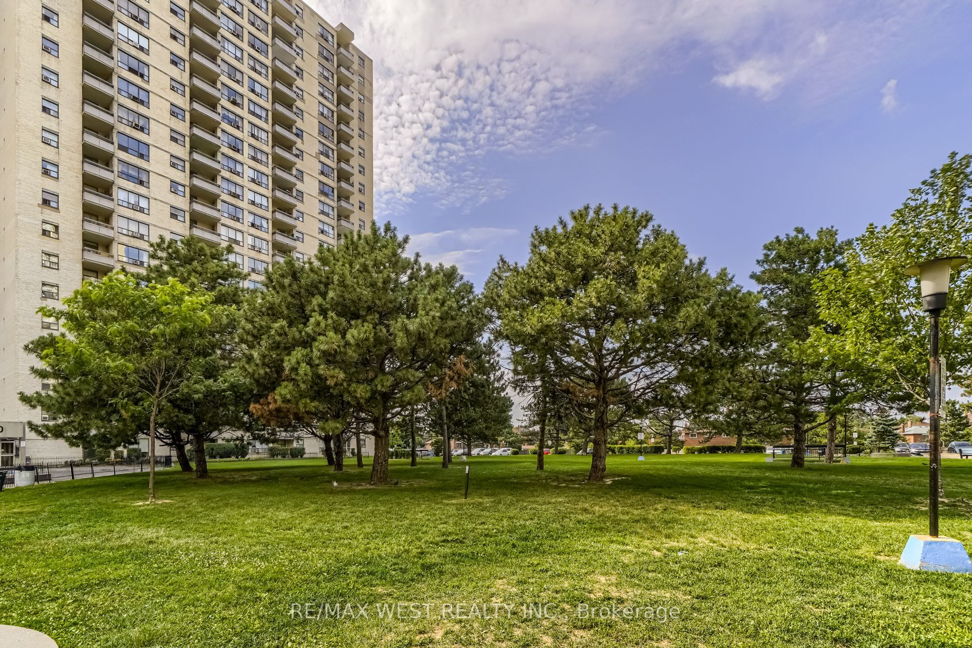 #1013 - 390 Dixon Road, Toronto, ON M9R 1T4