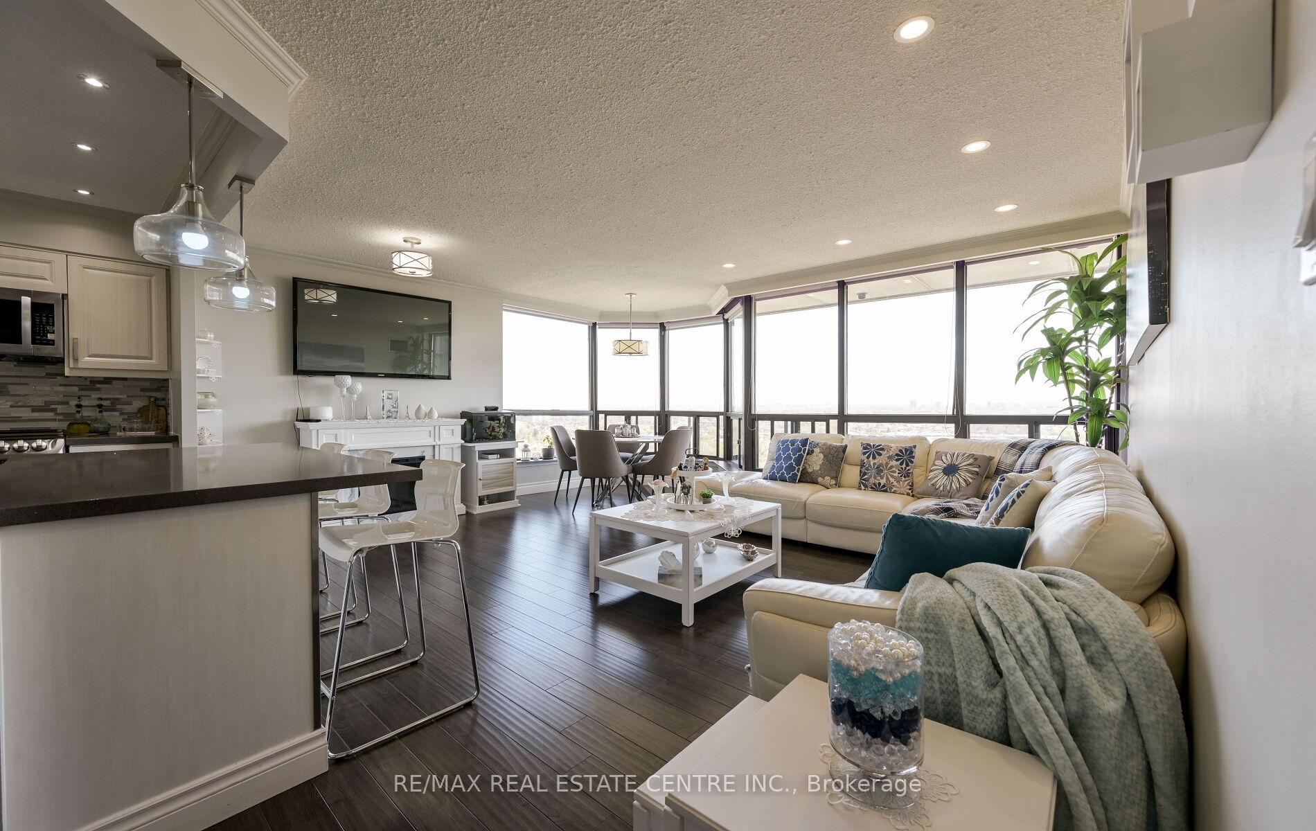 3 Bedrooms Condo at 200 Robert Speck, Mississauga For sale