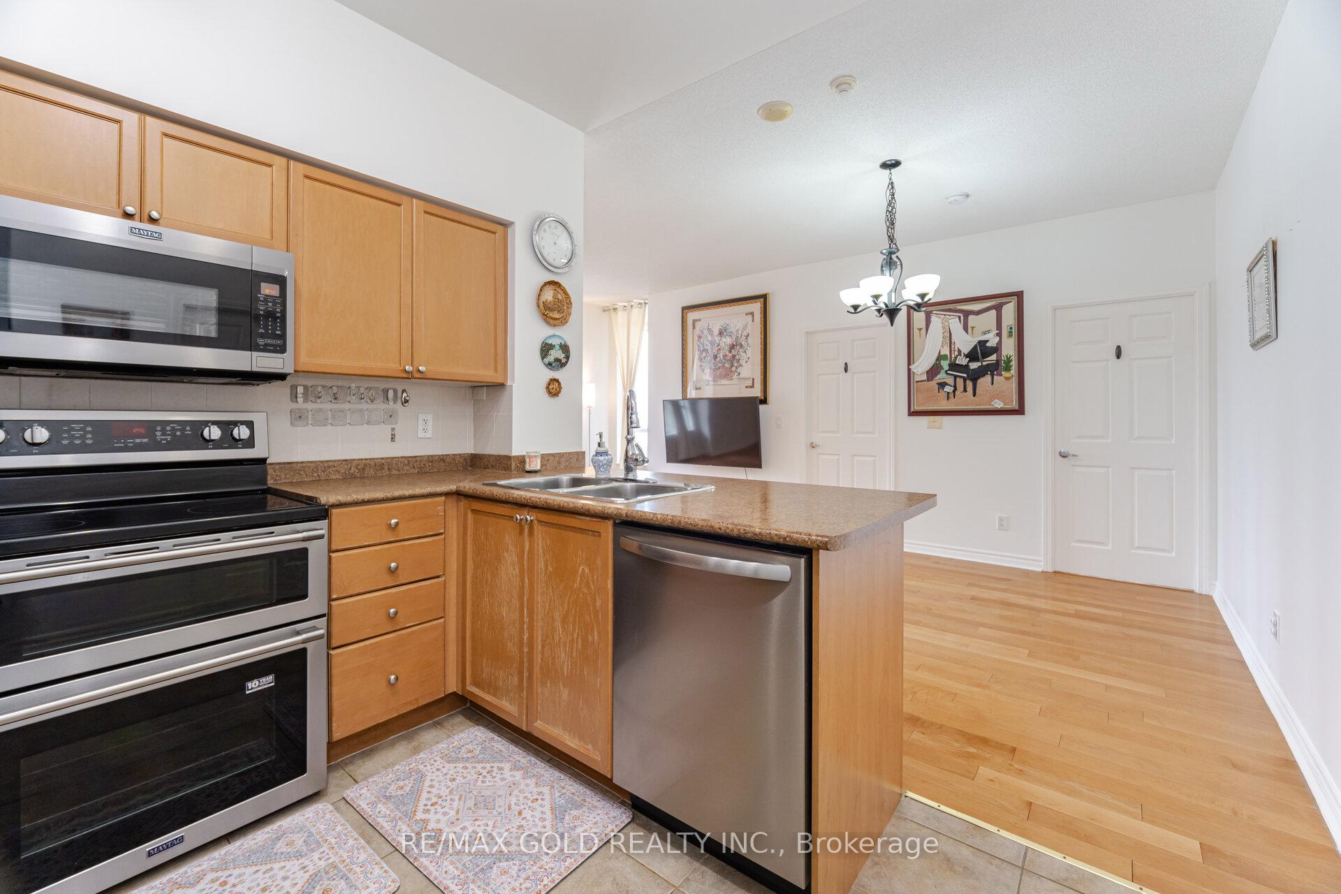 3 Bedrooms Condo at 388 Prince Of Wales, Mississauga For sale