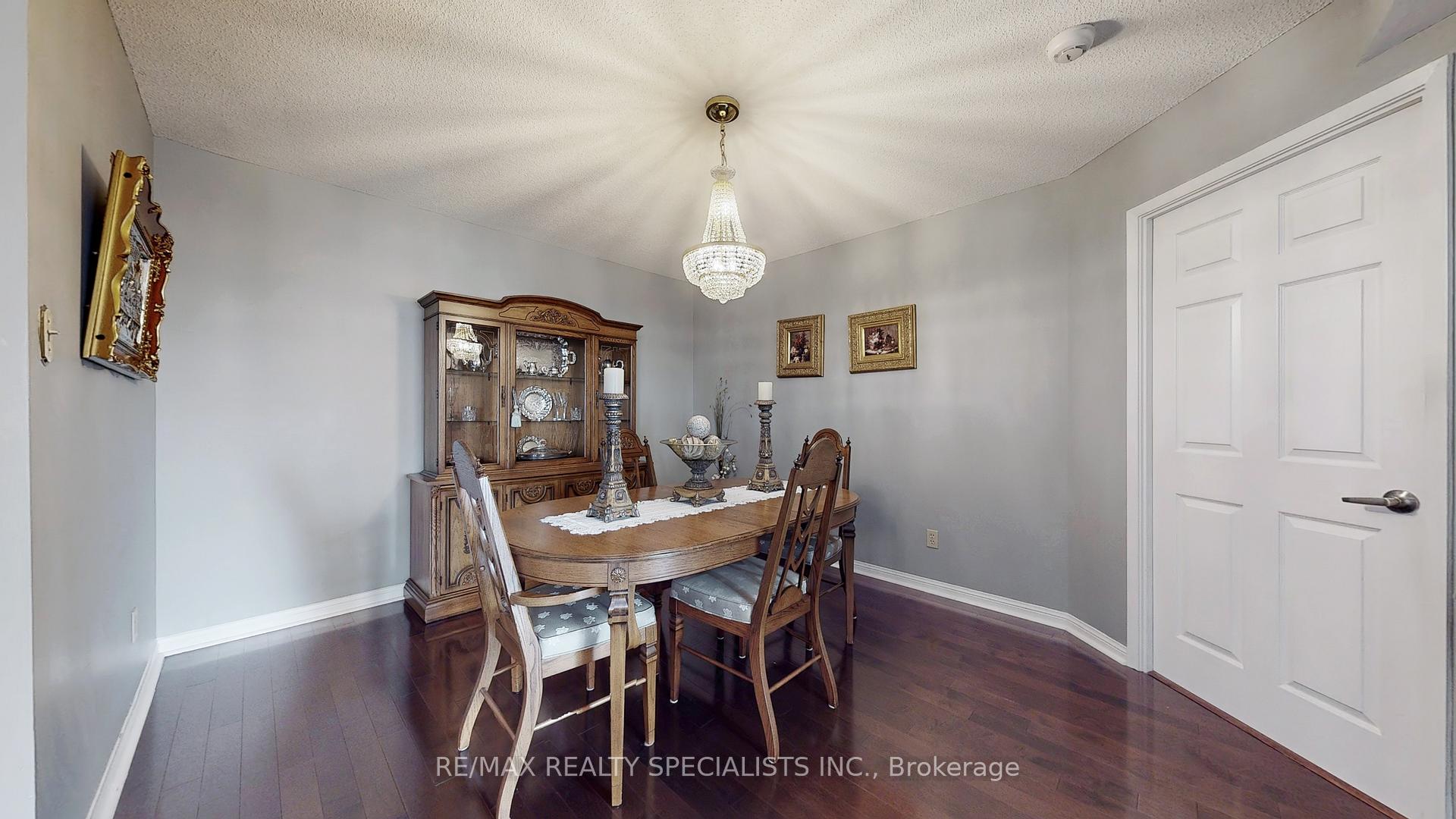 2 Bedrooms Condo at 45 Kingsbridge Garden, Mississauga For sale