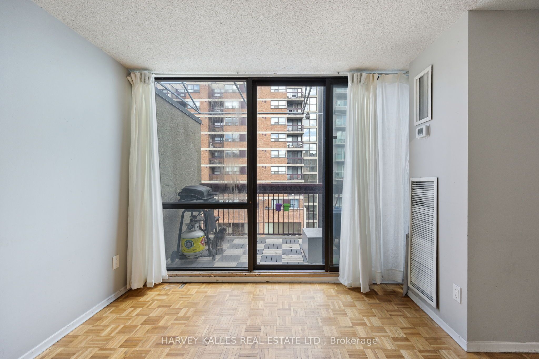 89 Mccaul Street 923