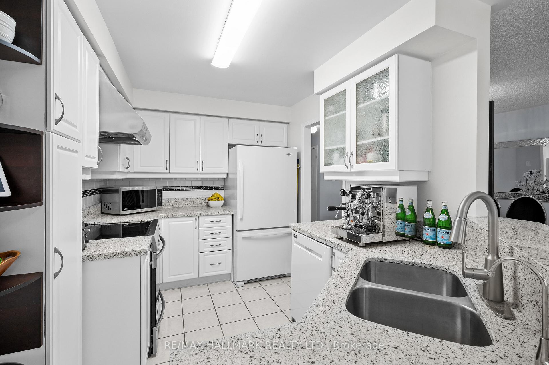 3 Bedrooms Condo at 5950 Glen Erin,  Mississauga For sale