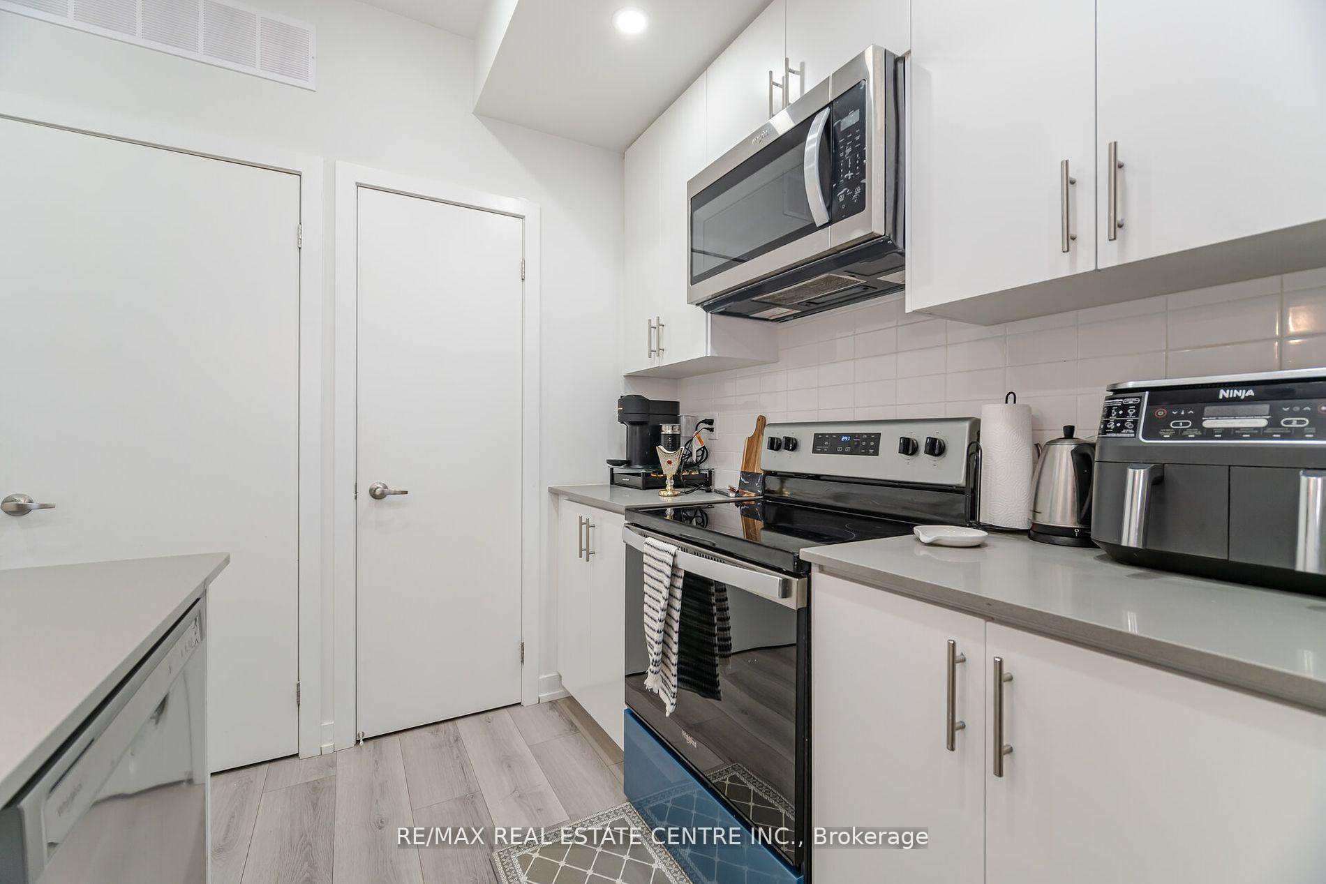 2 Bedrooms Condo at 3562 Colonial,  Mississauga For sale