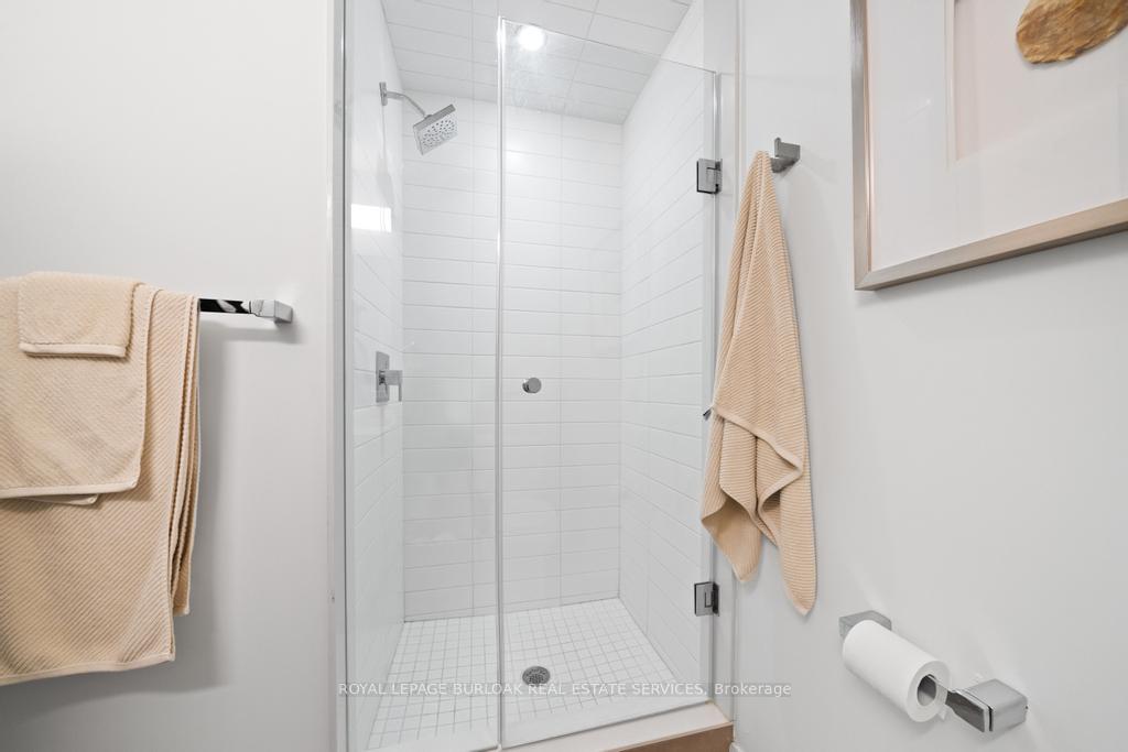 2 Bedrooms Condo at 2087 Fairview, Burlington For sale