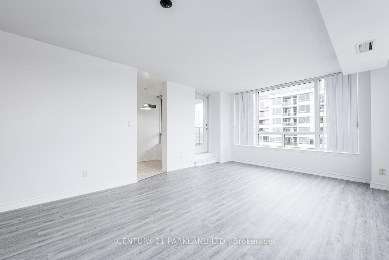 3 Bedrooms Condo at 8 Rean, Toronto For sale