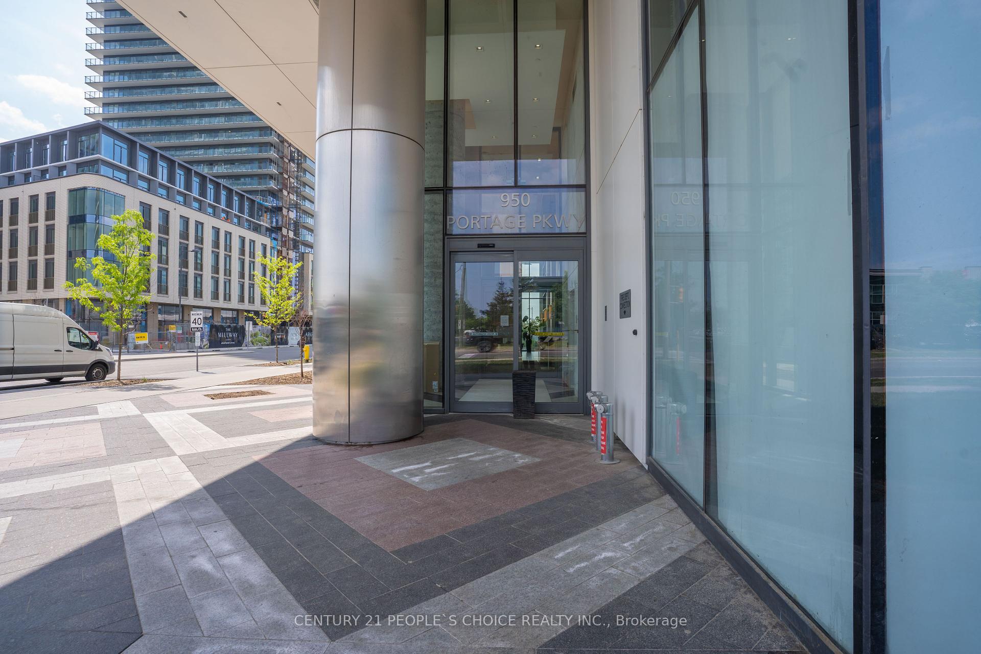3 Bedrooms Condo at 950 Portage, Vaughan For sale