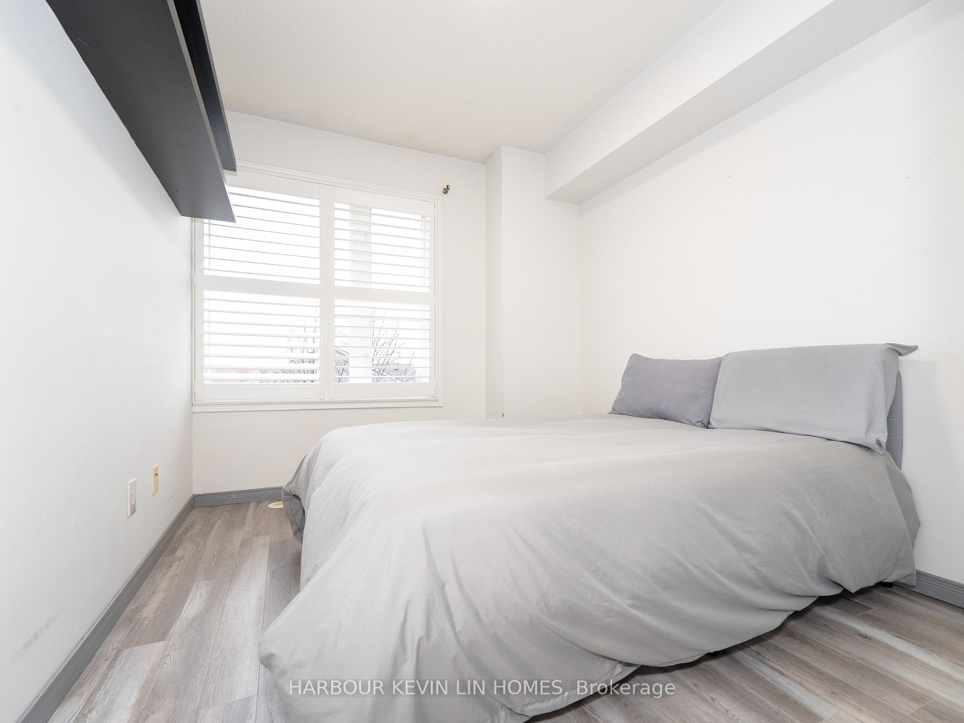 3 Bedrooms Condo at 4975 Southampton, Mississauga For sale