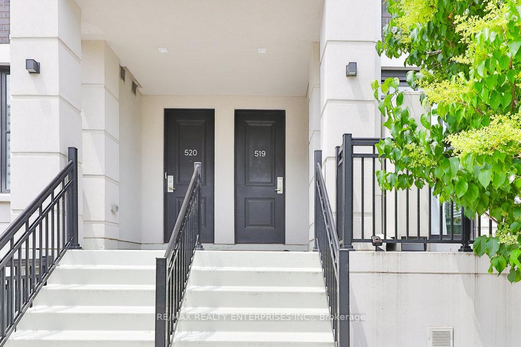 2 Bedrooms Condo at 657 Cricklewood, Mississauga For sale