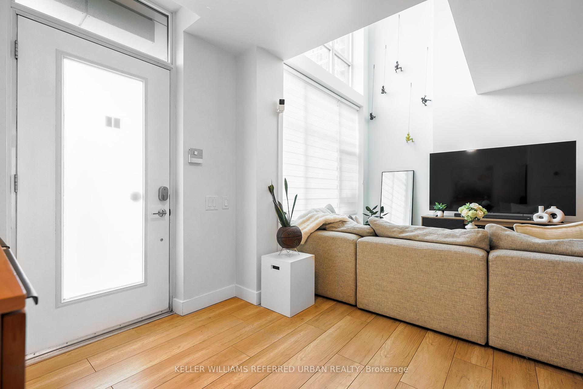 2 Bedrooms Condo at 19 Town Centre, Toronto For sale