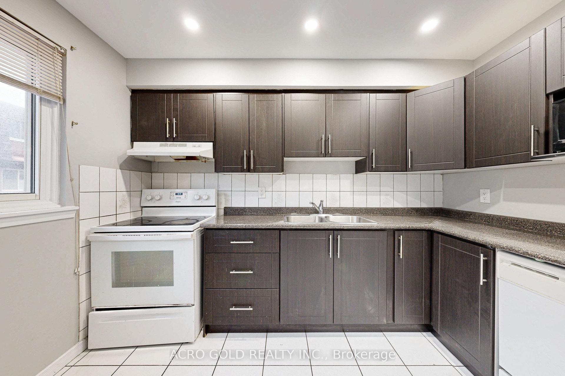 4 Bedrooms Condo at 441 Military,  Toronto For sale