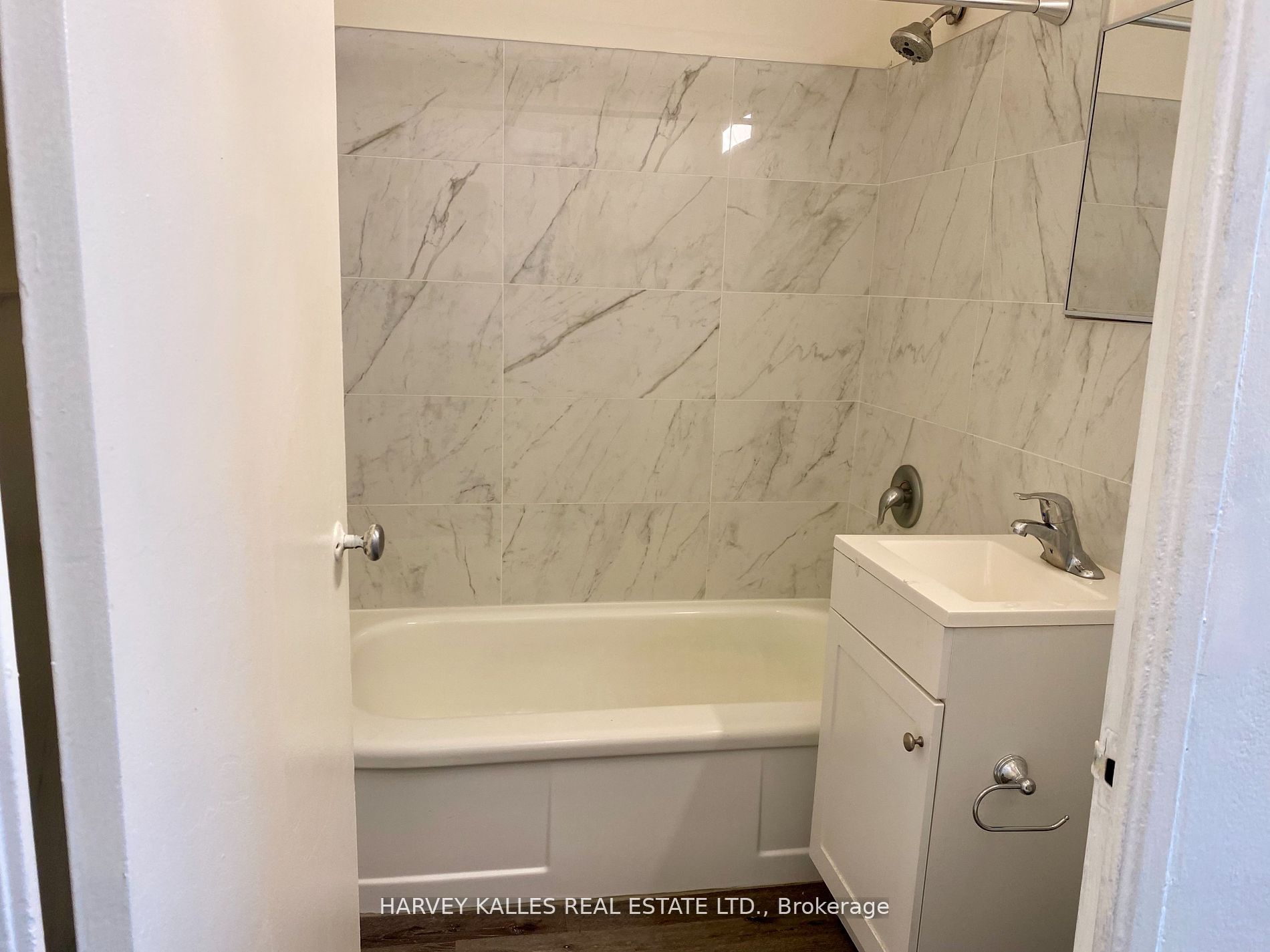 1582 Bathurst Street 107