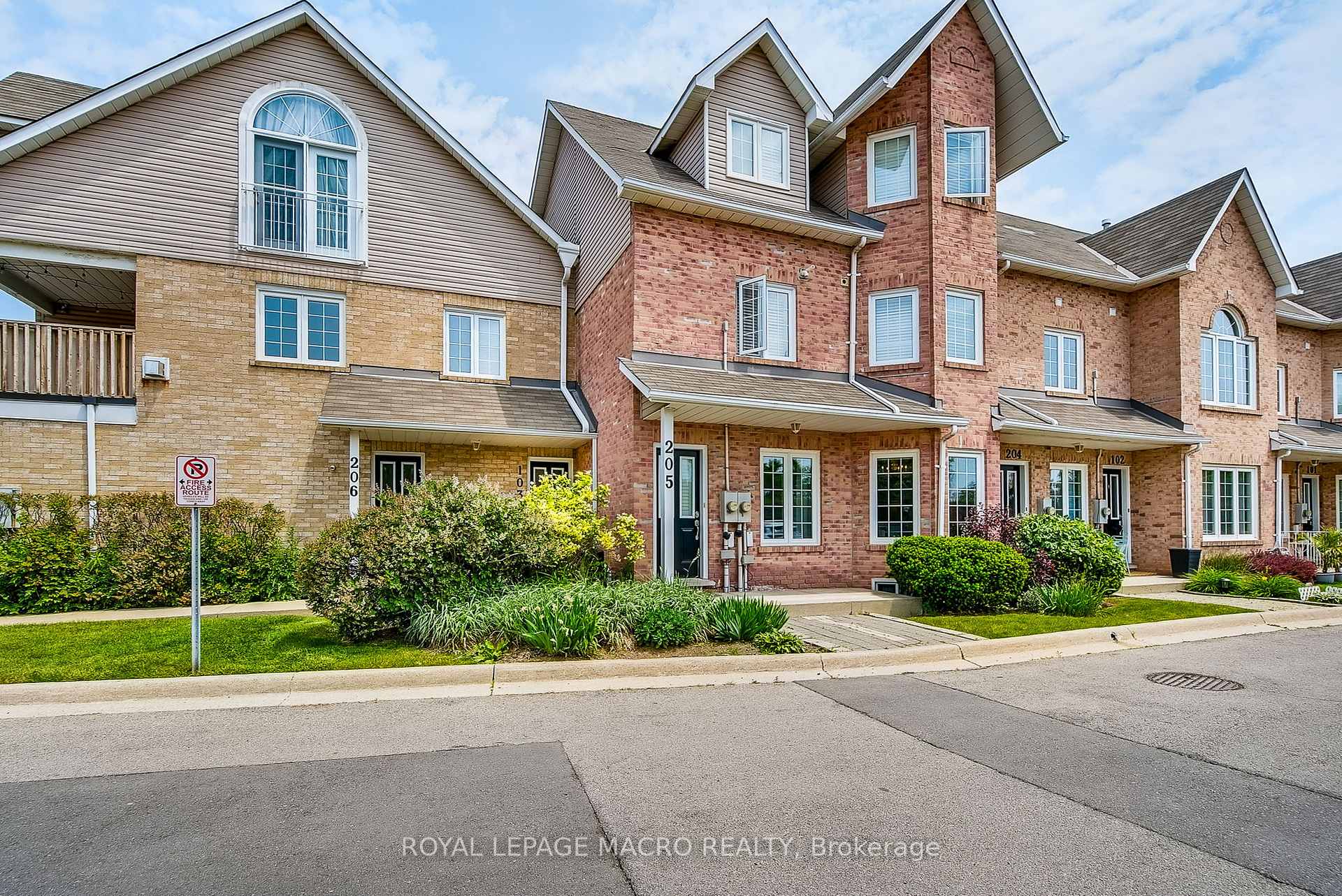 4 Bedrooms Condo at 2055 Walkers, Burlington For sale