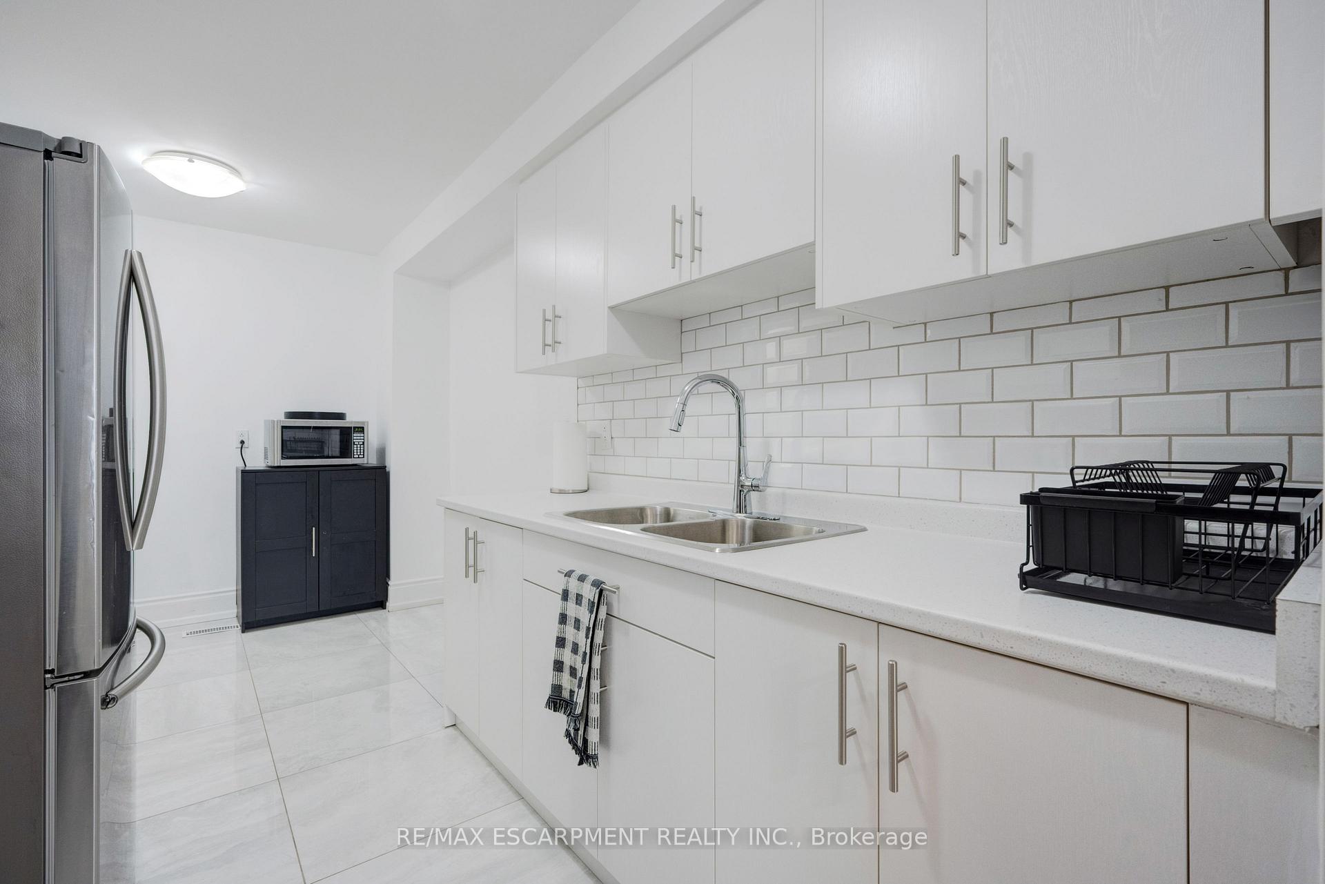 4 Bedrooms Condo at 3430 Brandon Gate, Mississauga For sale