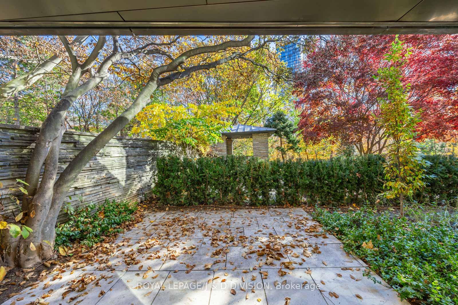 2 Bedrooms Condo at 7 Dale, Toronto For sale