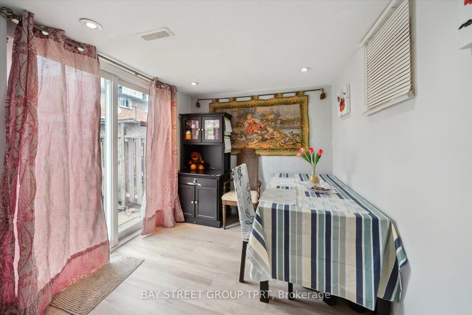 4 Bedrooms Condo at 16 Bur Oak, Toronto For sale