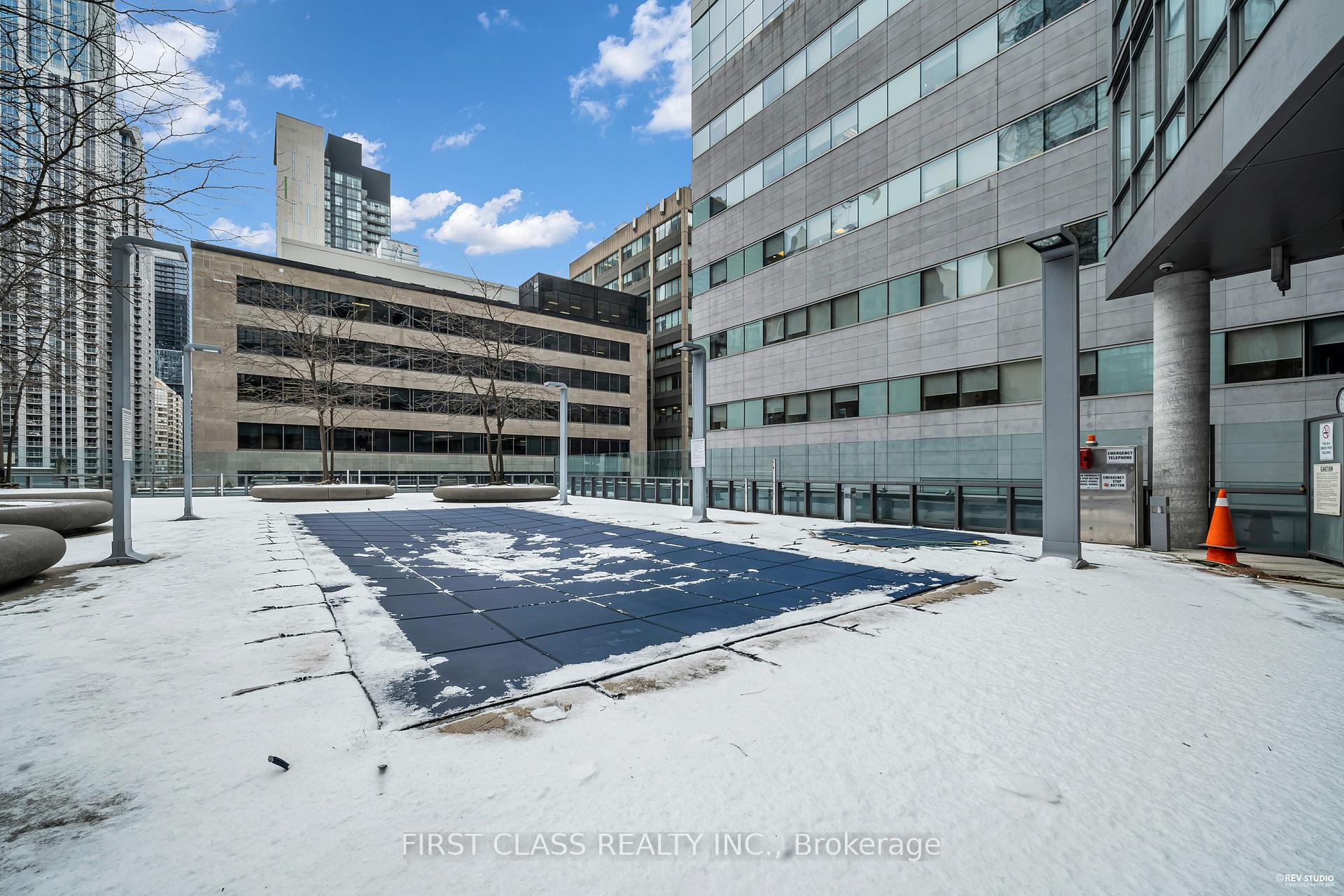 1 Bedroom Condo at 832 Bay,  Toronto For sale