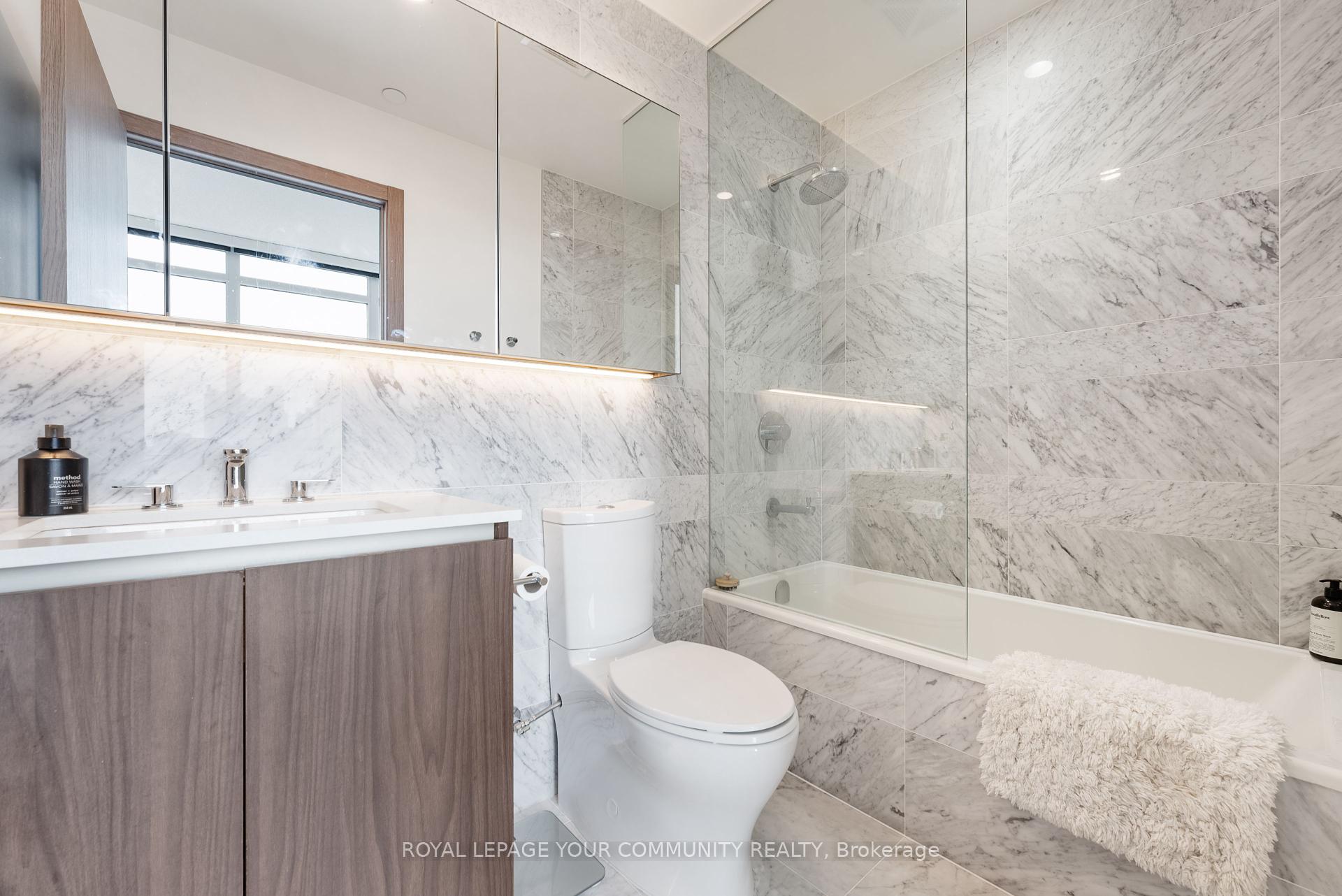 3 Bedrooms Condo at 17 Bathurst, Toronto For sale