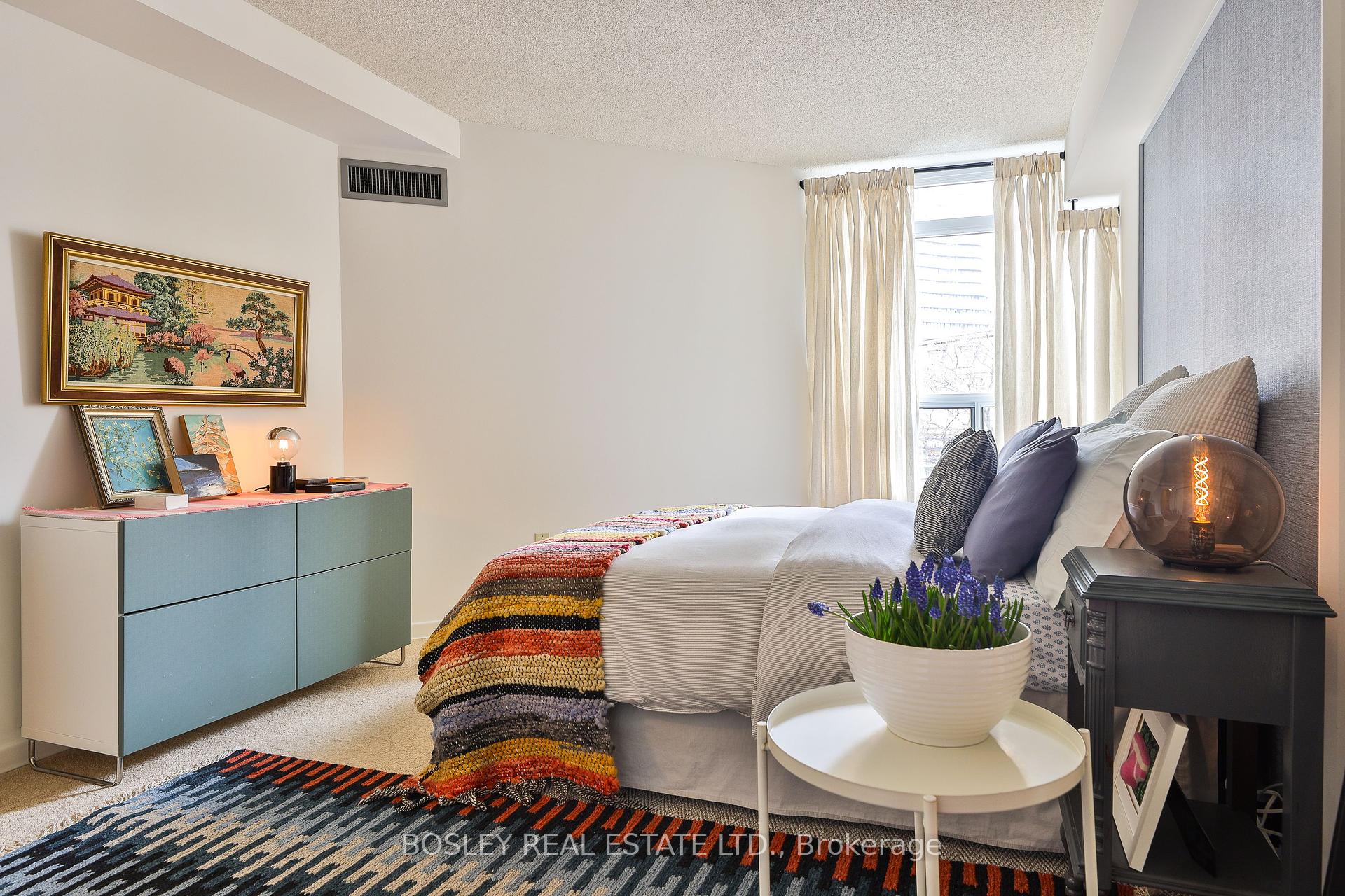 2 Bedrooms Condo at 25 Maitland, Toronto For sale
