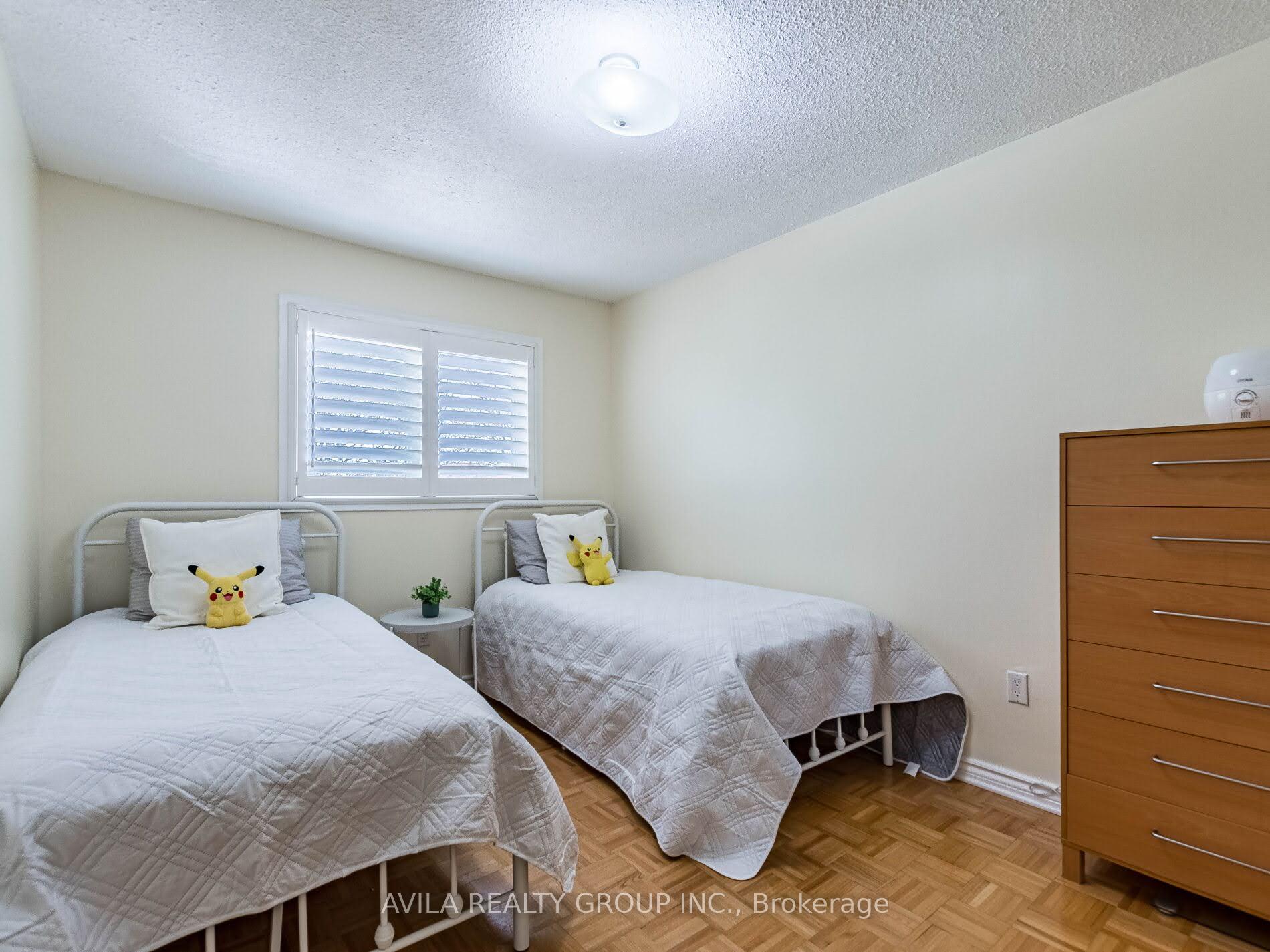 4 Bedrooms Condo at 750 Burnhamthorpe, Mississauga For sale