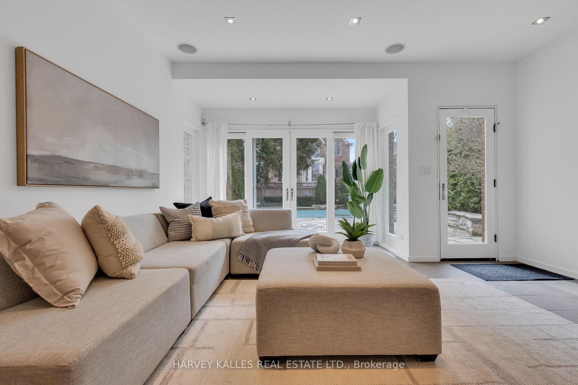 111 Strathallan Boulevard