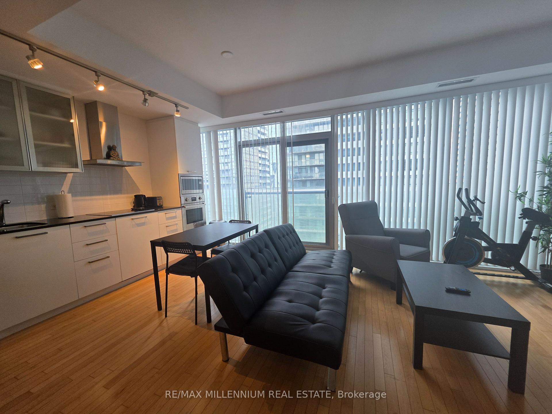 2 Bedrooms Condo at 14 York, Toronto For sale