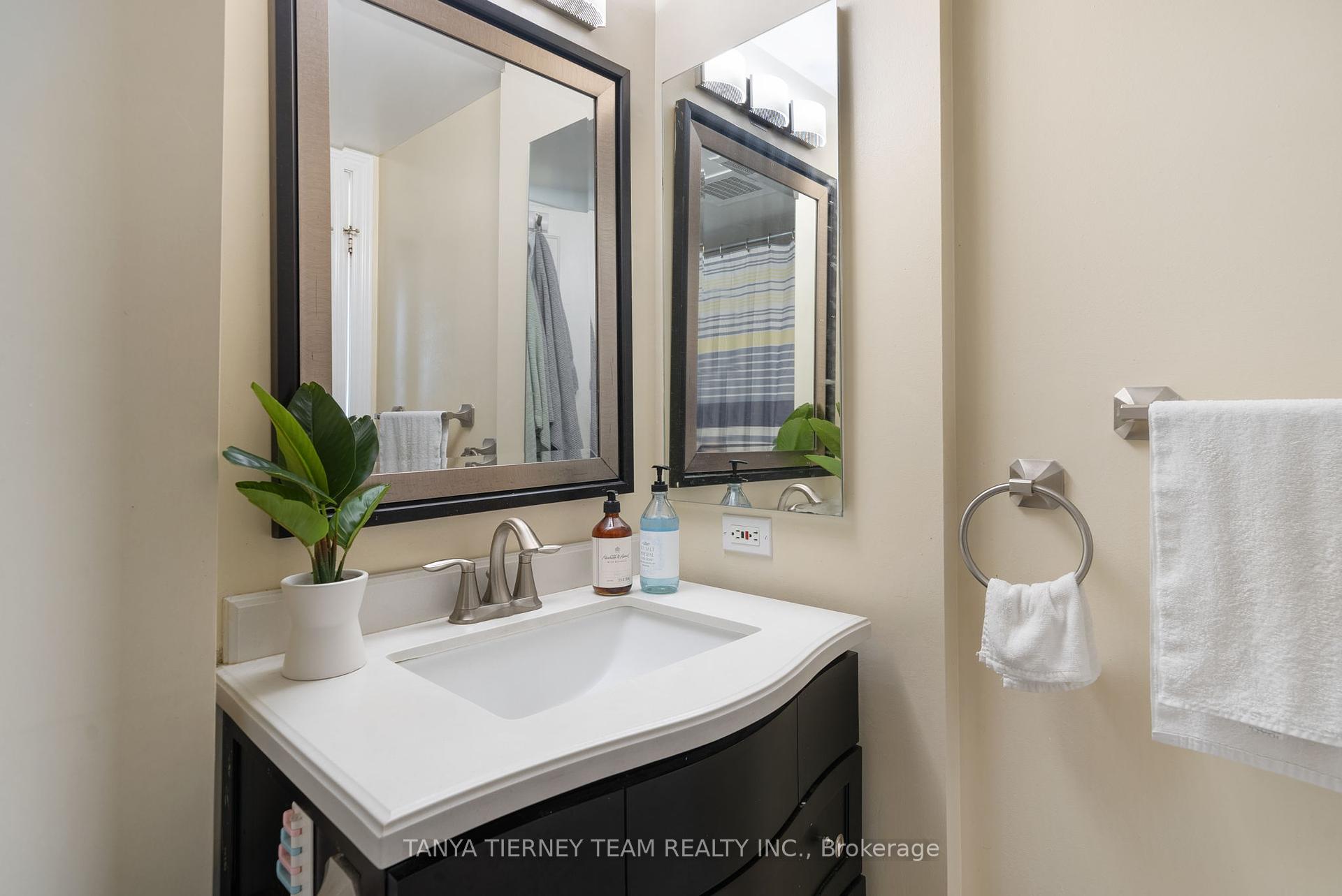 2 Bedrooms Condo at 68 Corporate, Toronto For sale