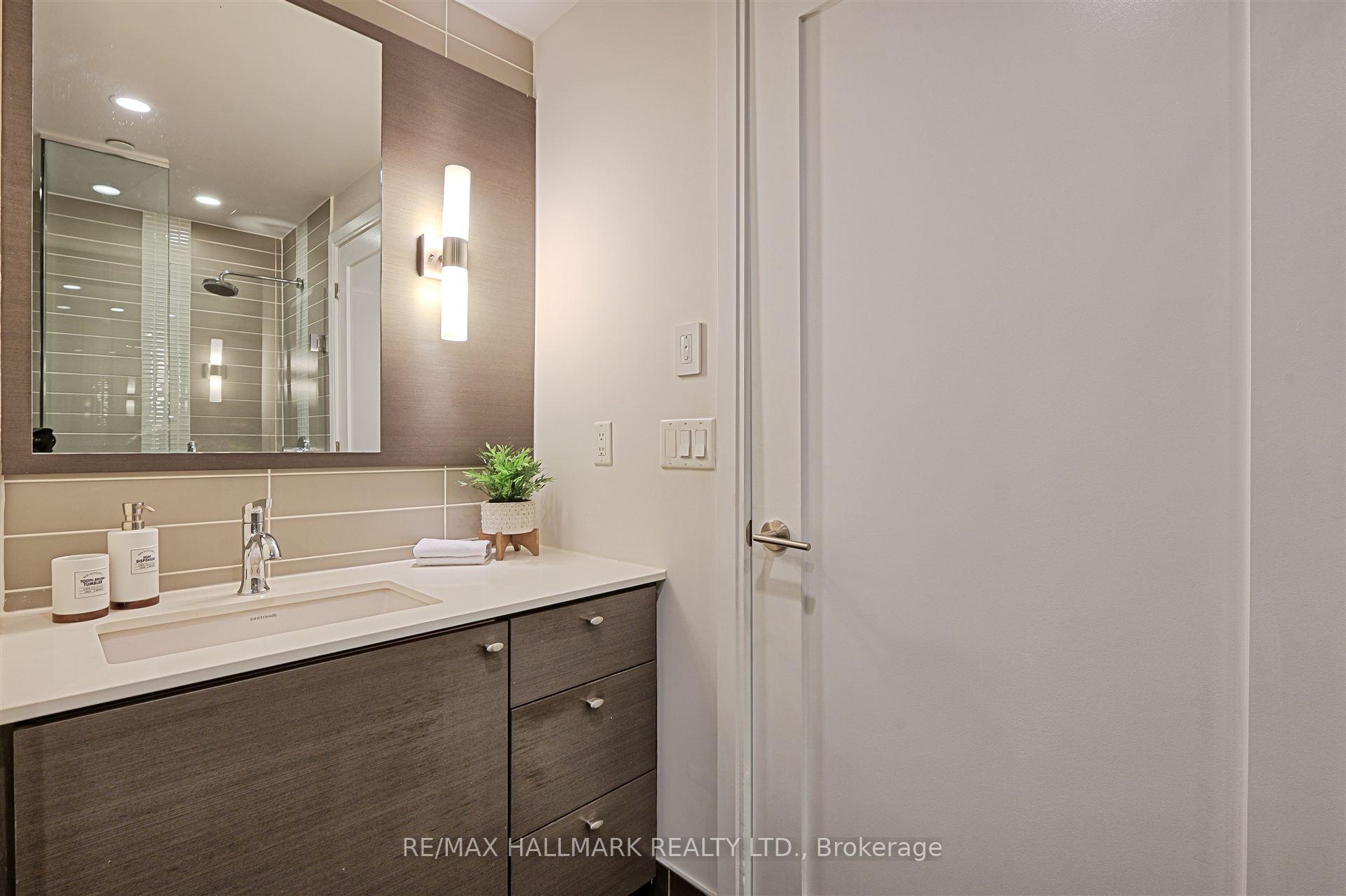 2 Bedrooms Condo at 55 Front, Toronto For sale