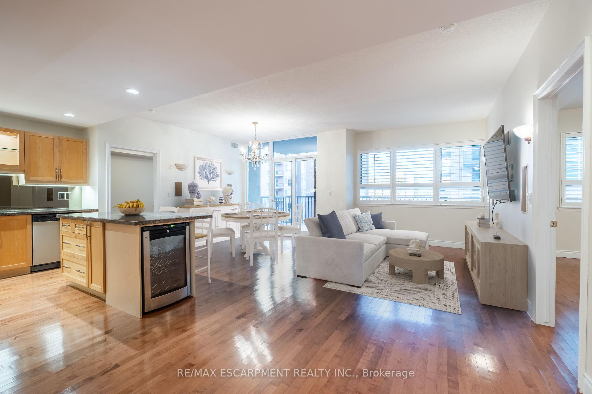 2 Bedrooms Condo at 399 Elizabeth, Burlington For sale