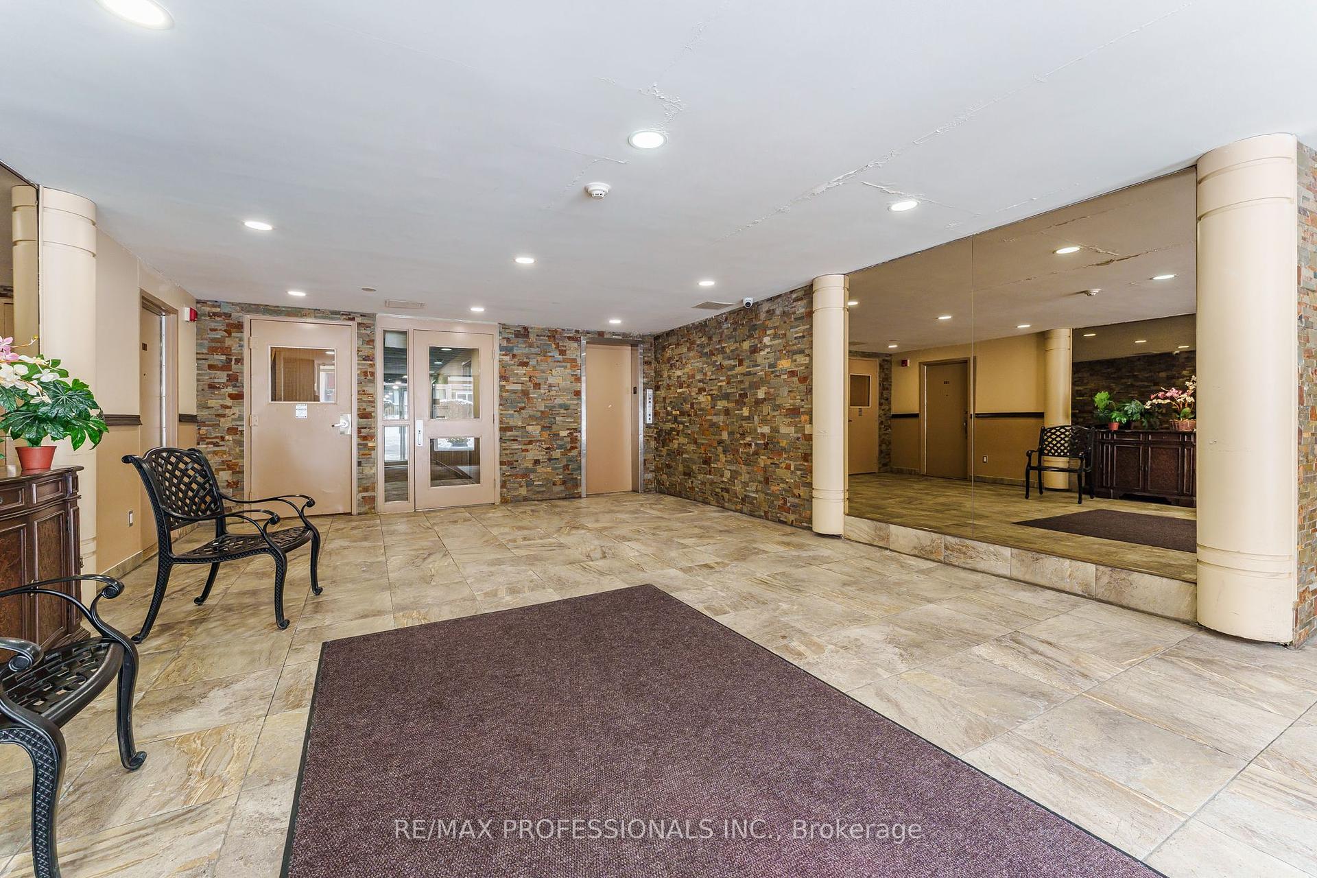 3 Bedrooms Condo at 2095 Roche,  Mississauga For sale