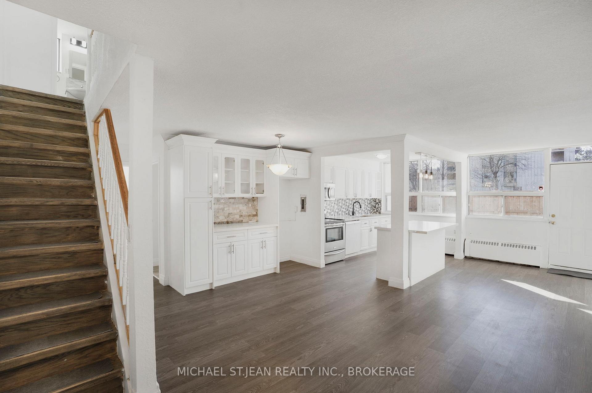 3 Bedrooms Condo at 15 Albright,  Hamilton For sale