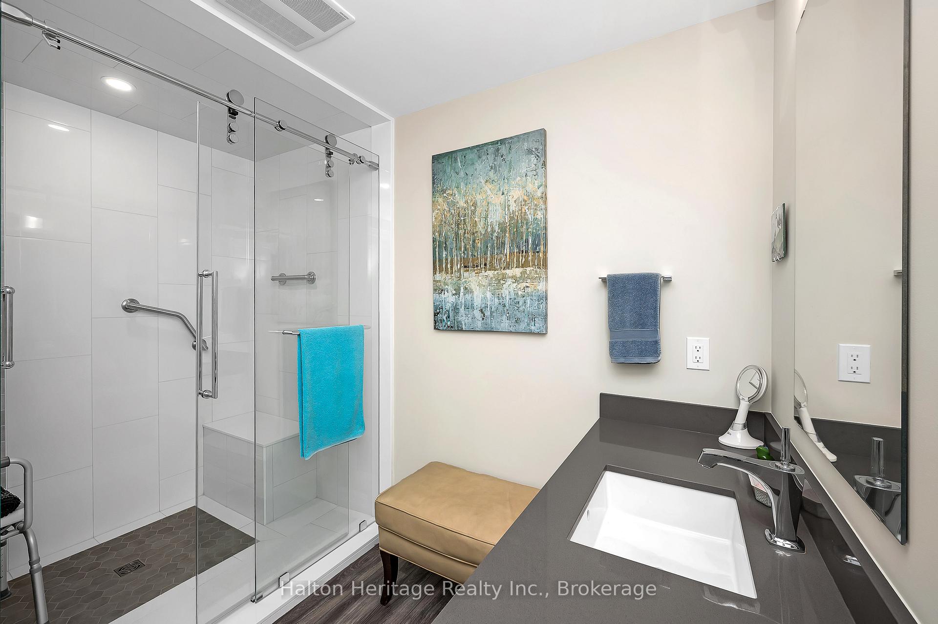 2 Bedrooms Condo at 2060 Lakeshore, Burlington For sale