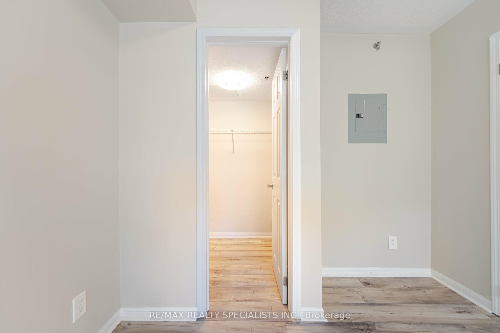 2 Bedrooms Condo at 3070 Rotary, Burlington For sale