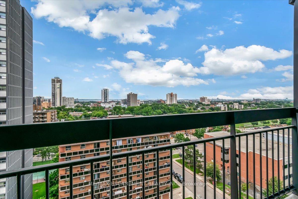 1 Bedroom Condo at 150 CHARLTON,  Hamilton For sale