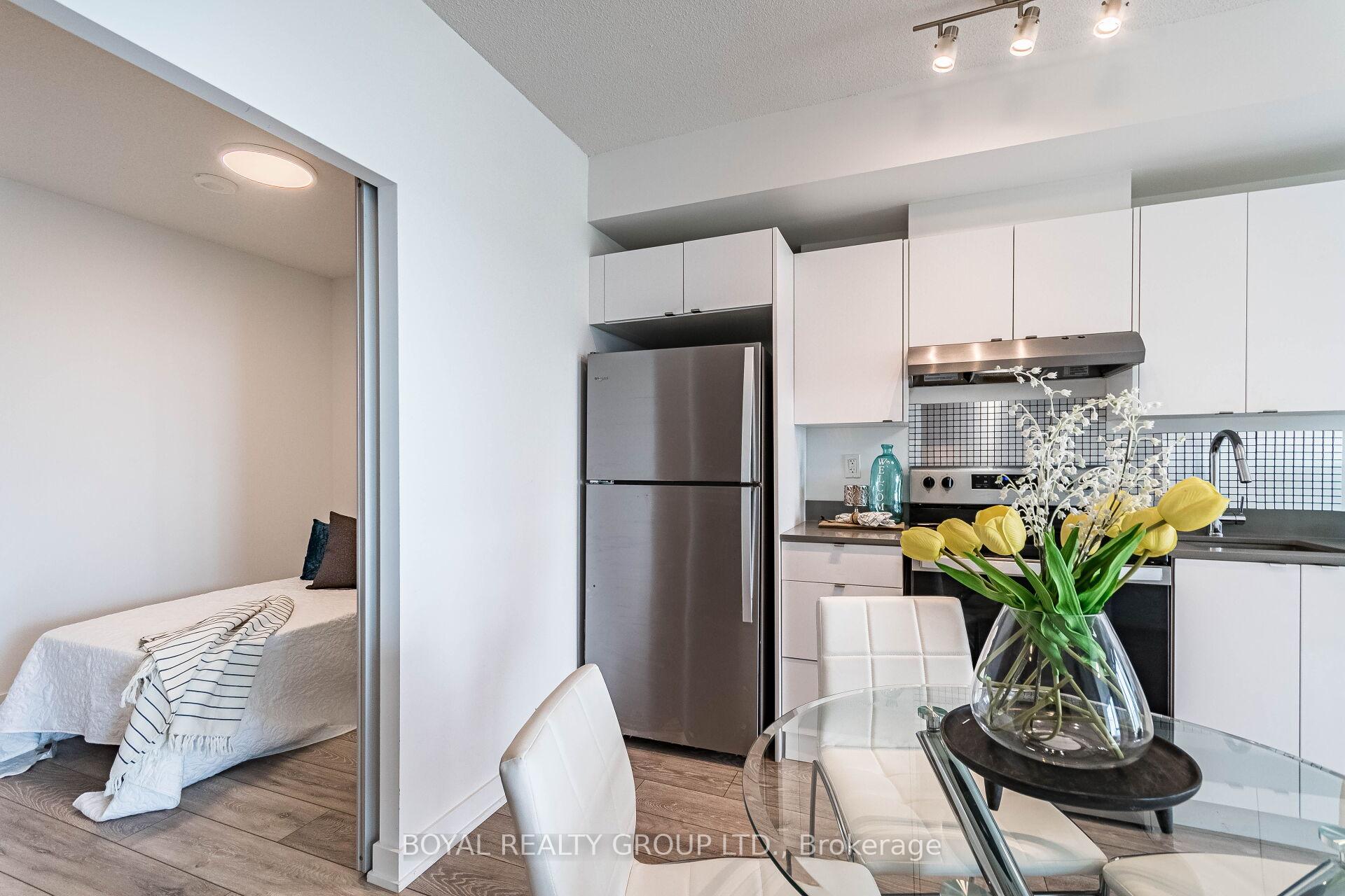 2 Bedrooms Condo at 3200 Dakota Common, Burlington For sale