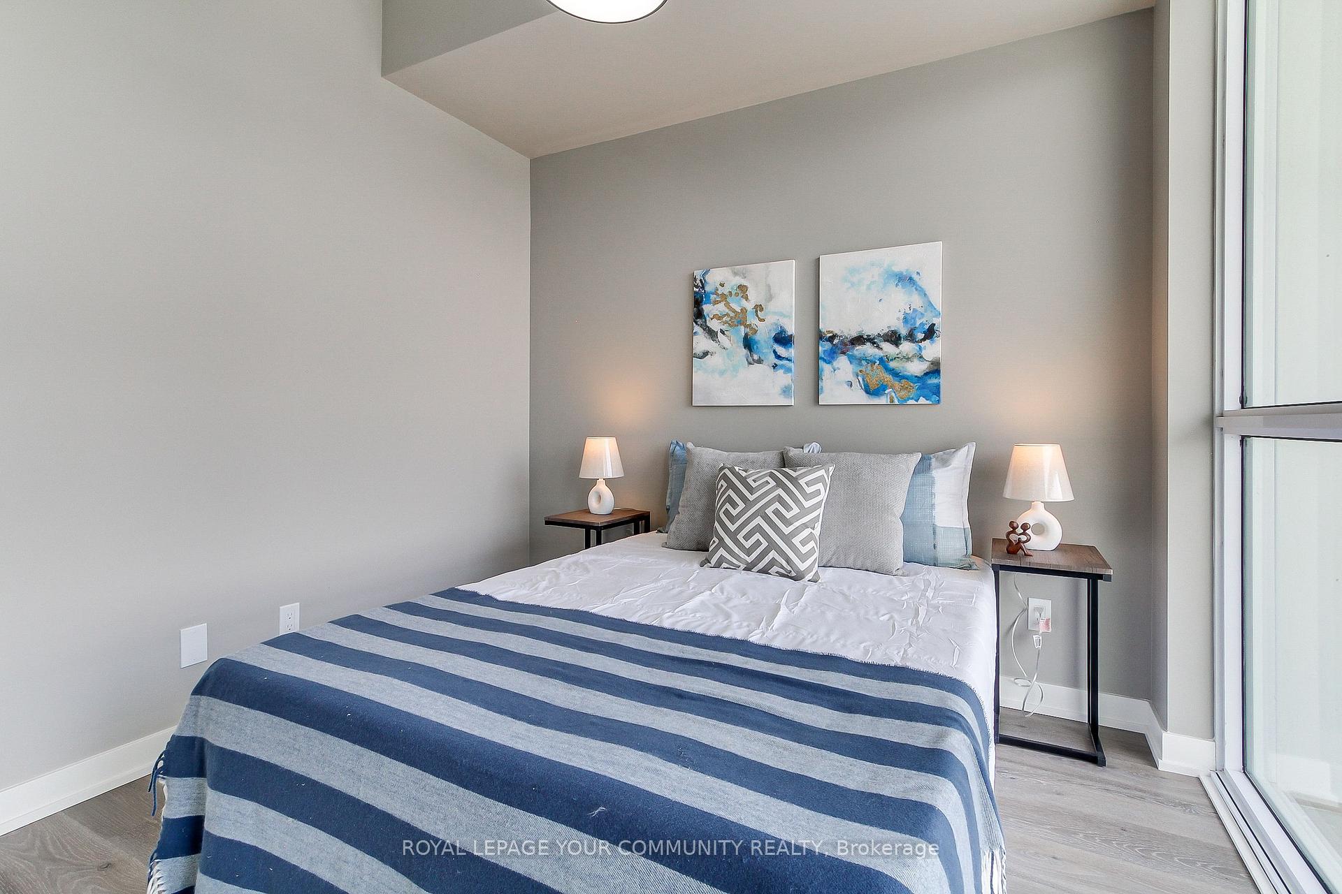 2 Bedrooms Condo at 10 Deerlick, Toronto For sale