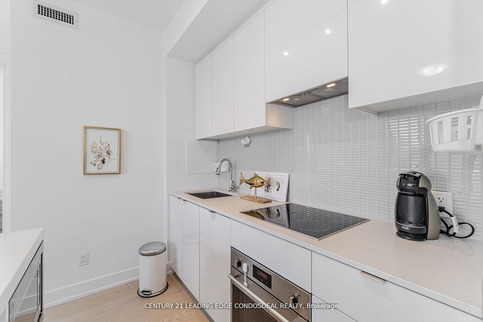 2 Bedrooms Condo at 7 Grenville, Toronto For sale