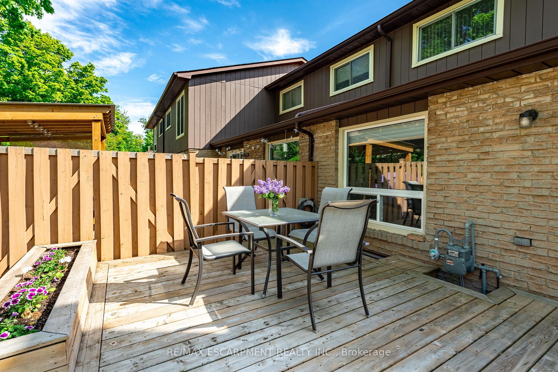 3 Bedrooms Condo at 2301 Cavendish, Burlington For sale