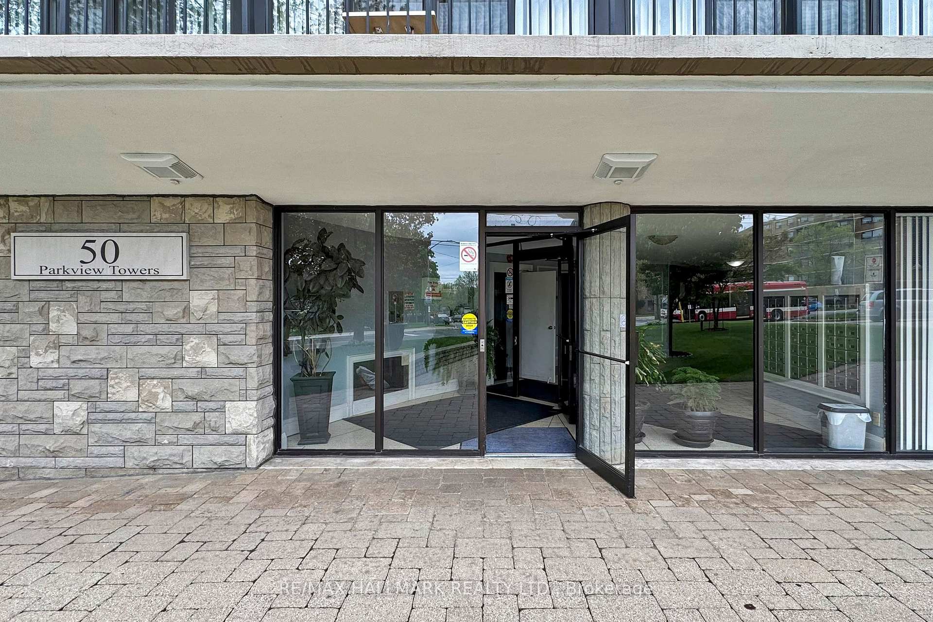 2 Bedrooms Condo at 50 Gulliver, Toronto For sale
