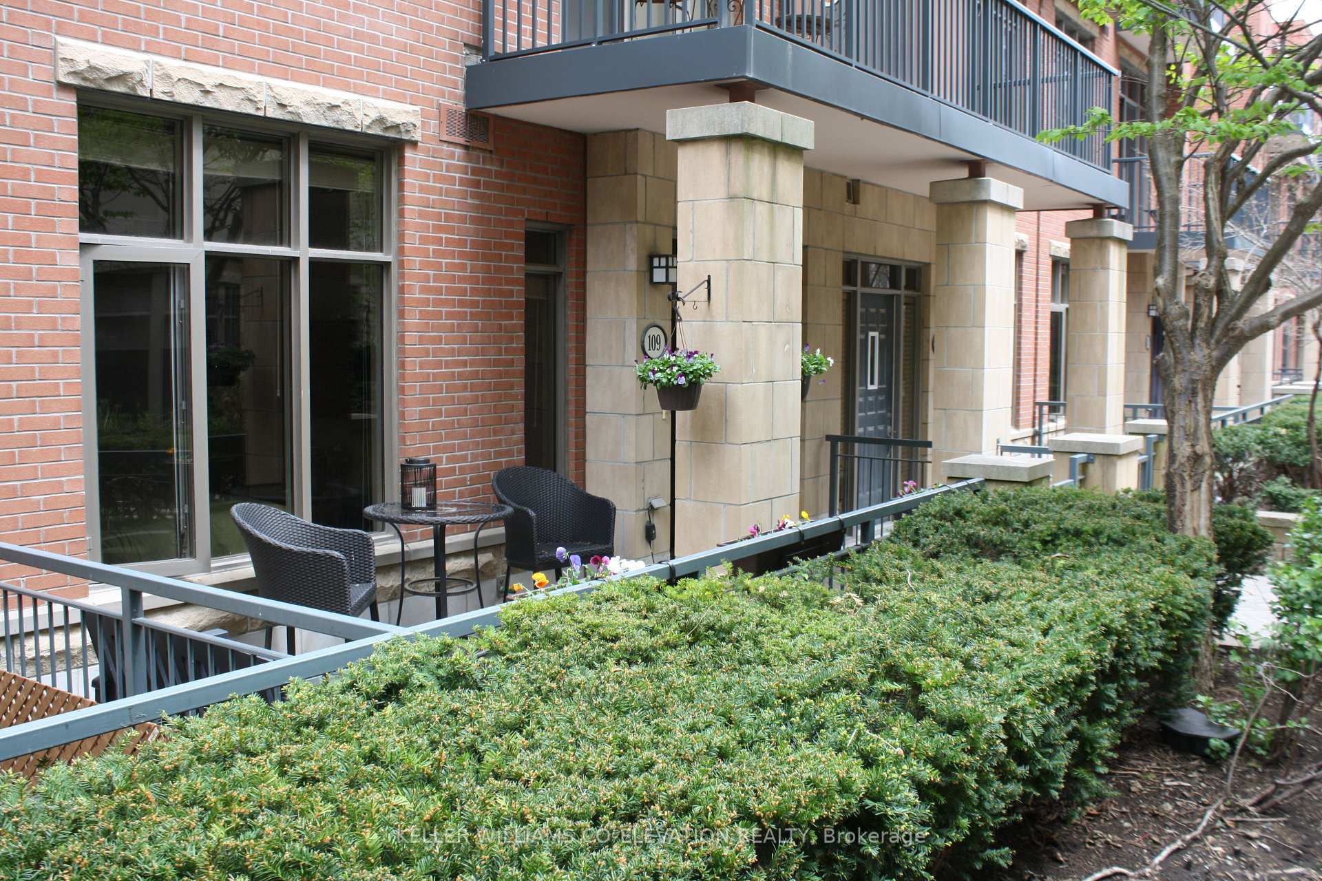 2 Bedrooms Condo at 330 Princess Royal, Mississauga For sale