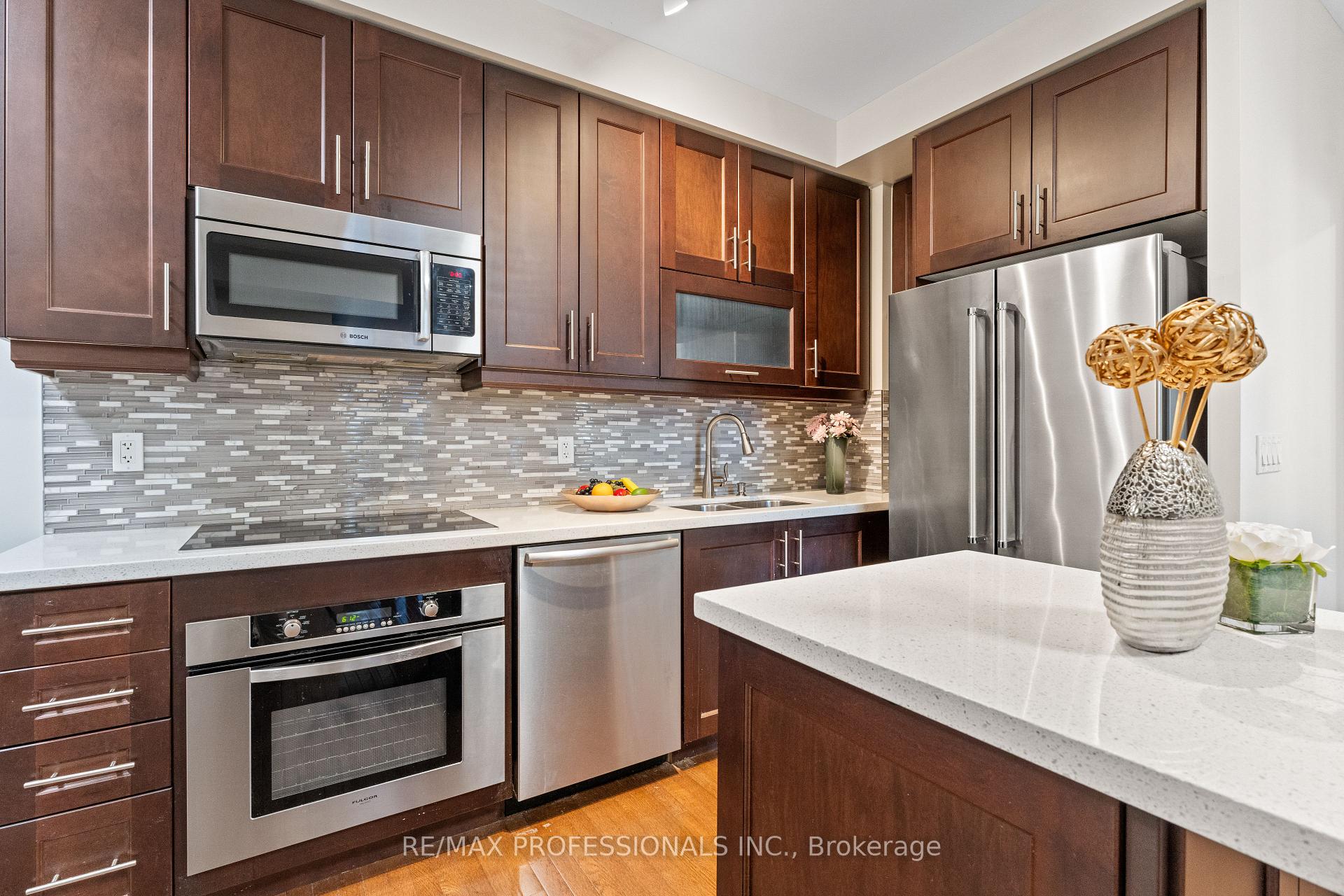 2 Bedrooms Condo at 35 Balmuto,  Toronto For sale