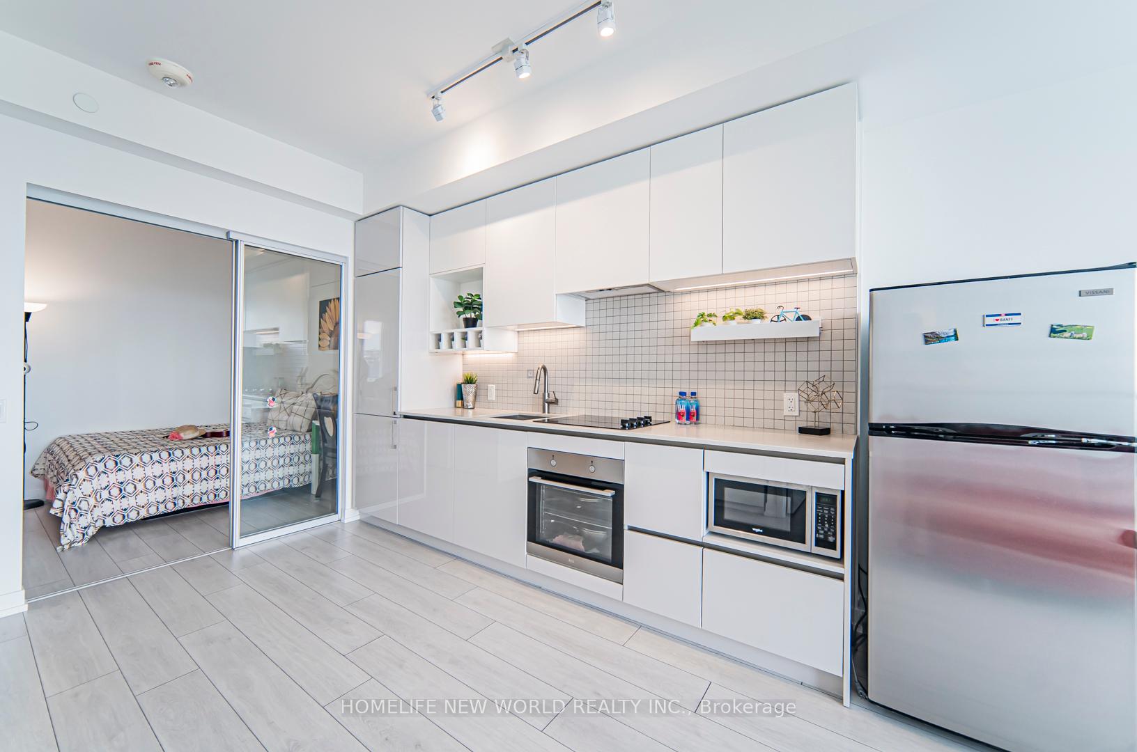 2 Bedrooms Condo at 5 Buttermill,  Vaughan For sale
