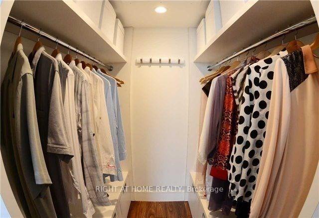 2 Bedrooms Condo at 50 Eglinton, Mississauga For sale