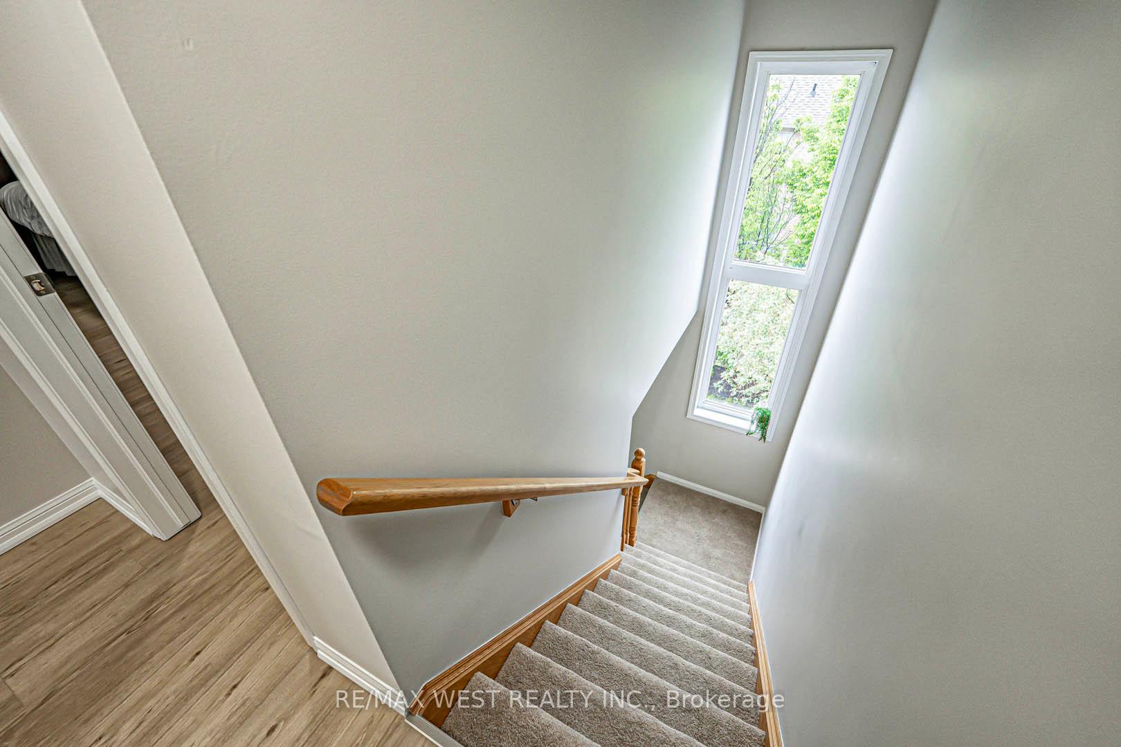3 Bedrooms Condo at 3050 Rotary, Burlington For sale