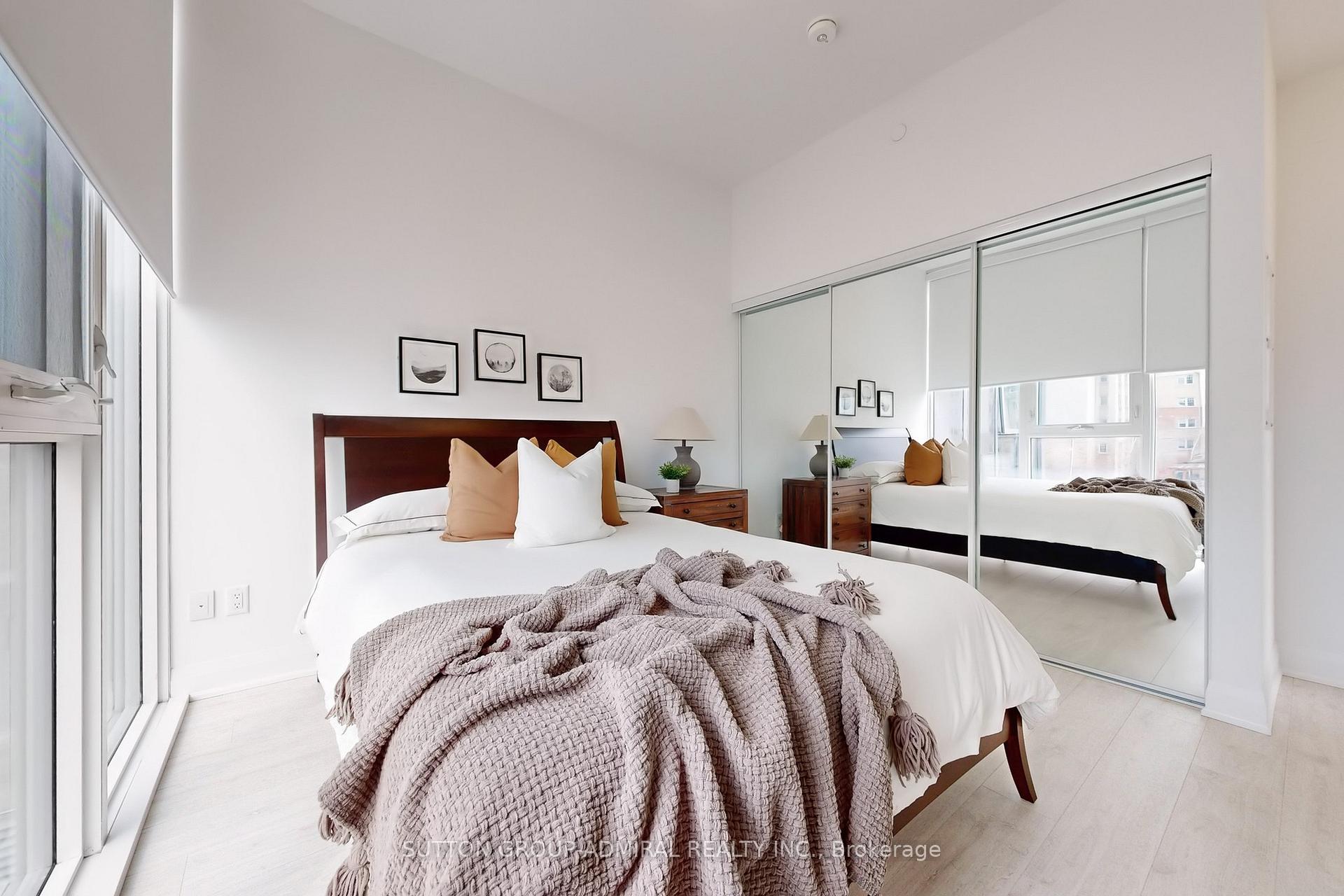 2 Bedrooms Condo at 10 Gatineau, Vaughan For sale