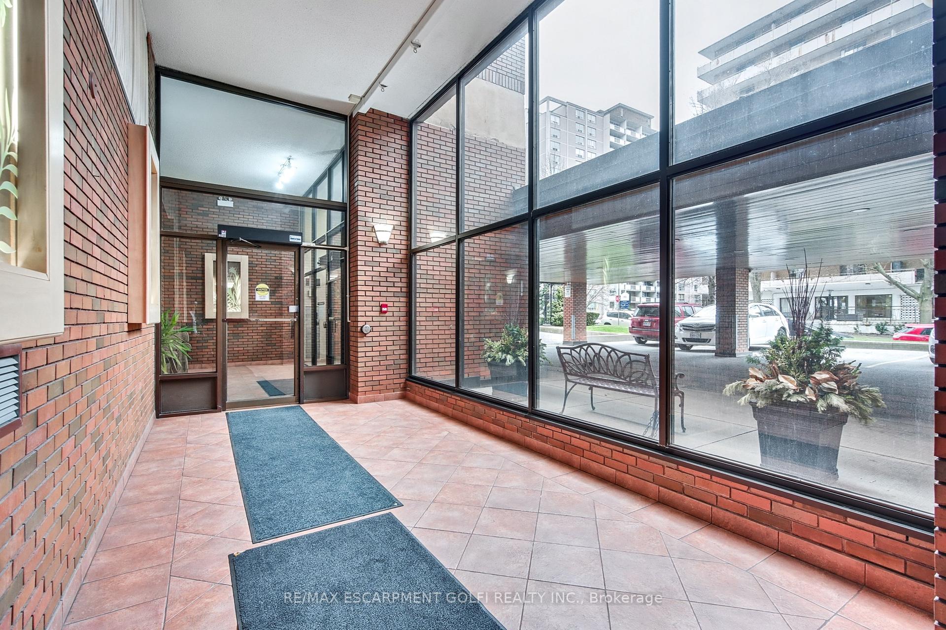 2 Bedrooms Condo at 222 Jackson,  Hamilton For sale