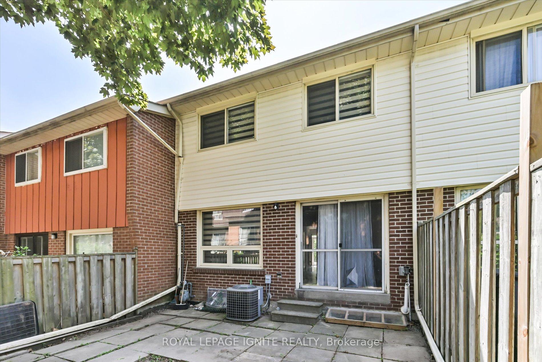5 Bedrooms Condo at 40 Dundalk, Toronto For sale