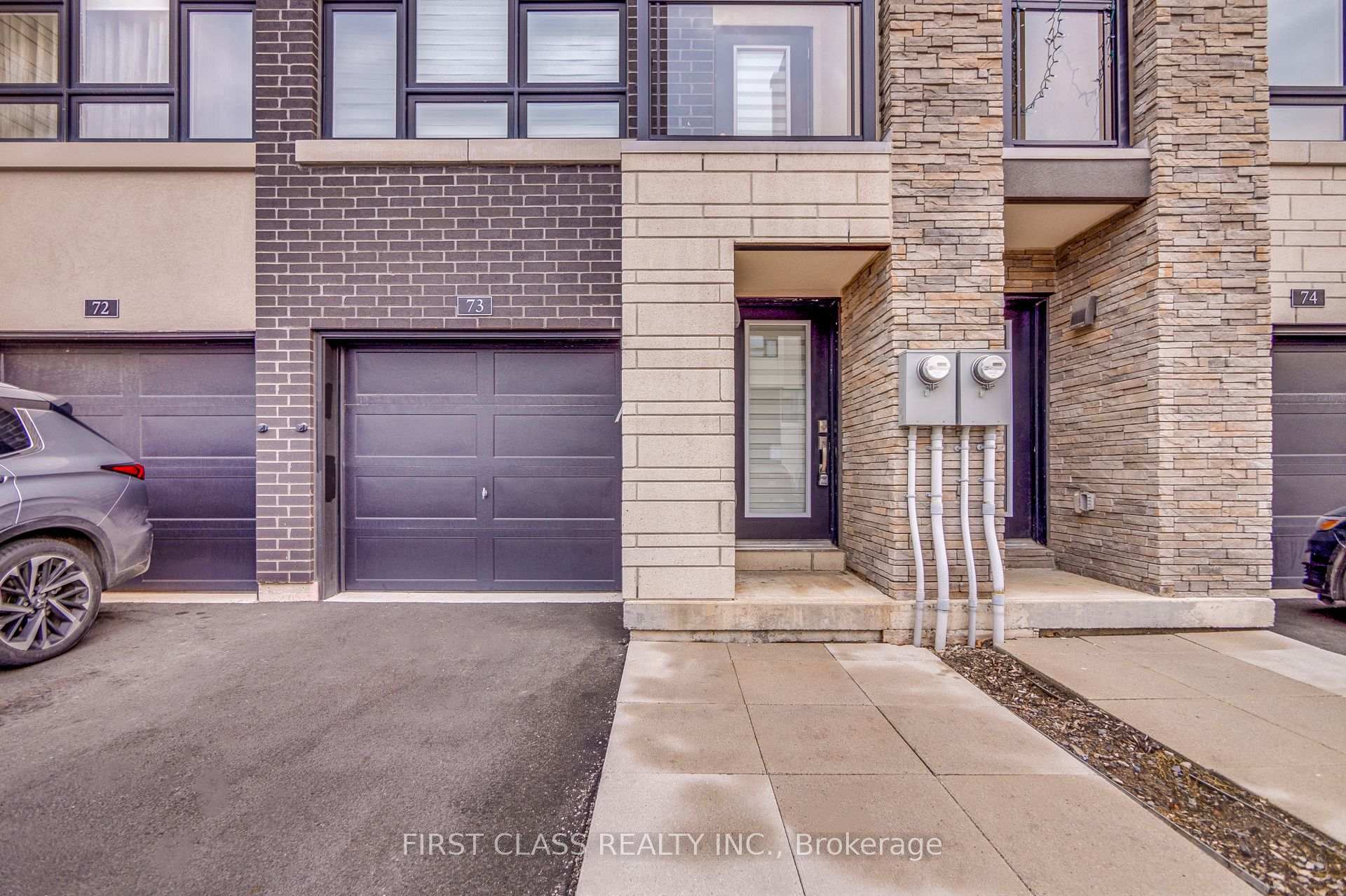 3 Bedrooms Condo at 1121 Cooke, Burlington For sale