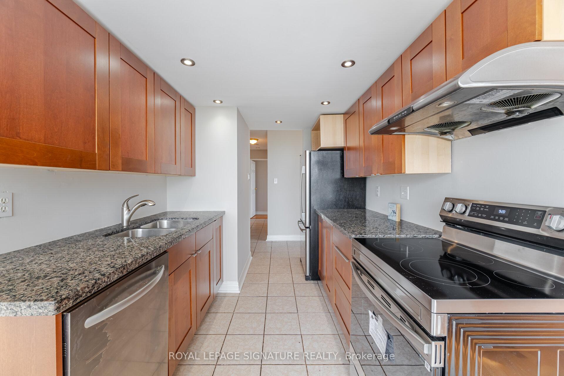 3 Bedrooms Condo at 10 Markbrook, Toronto For sale