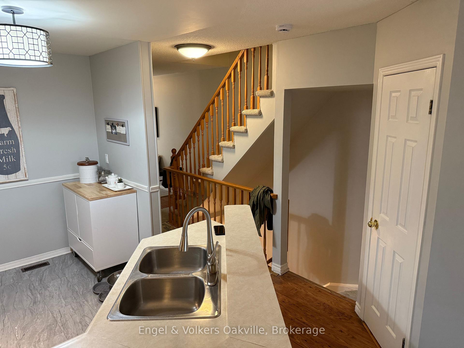 3 Bedrooms Condo at 2015 Cleaver, Burlington For sale